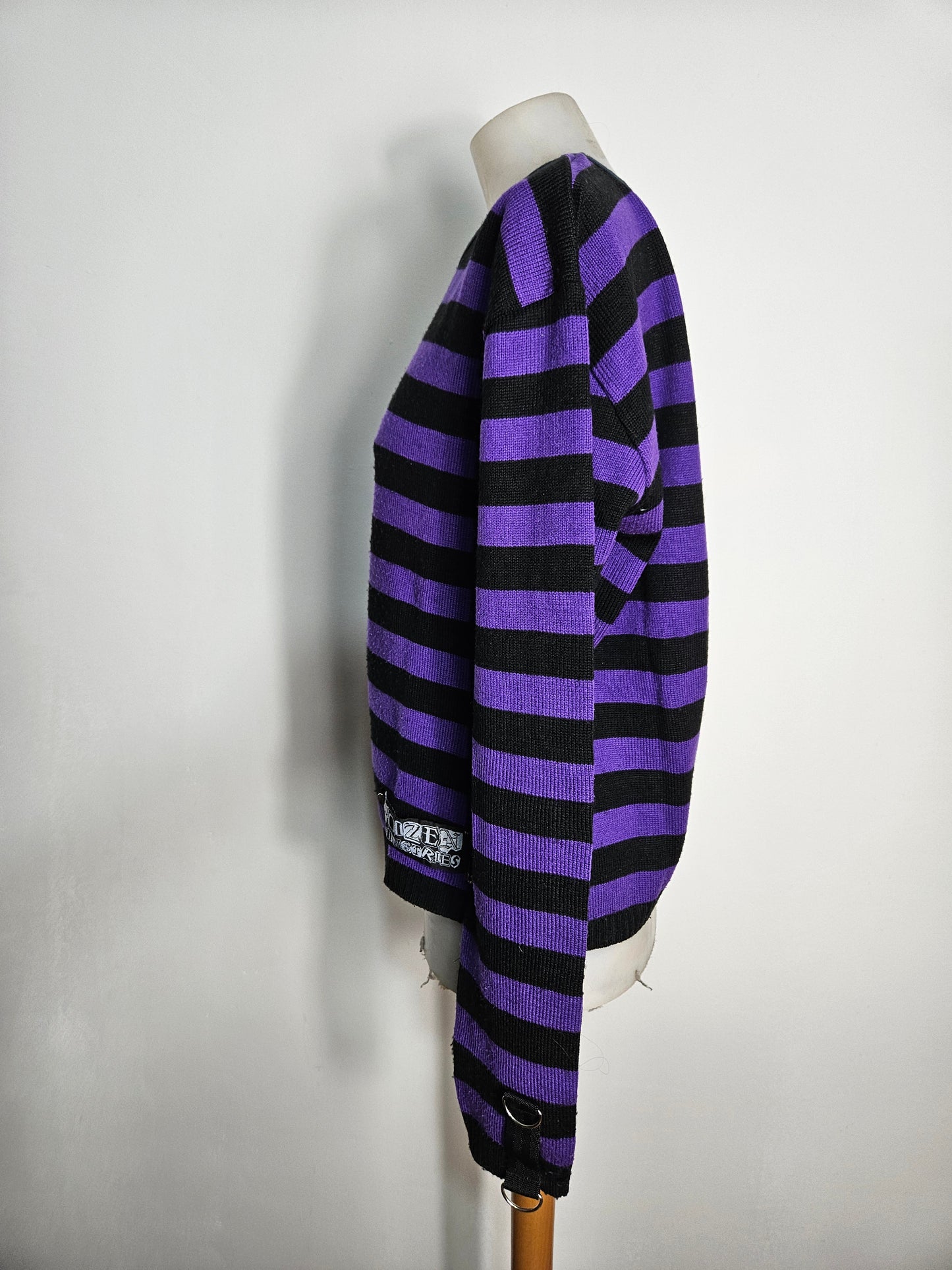 Pull rayé off shoulder violet et noir