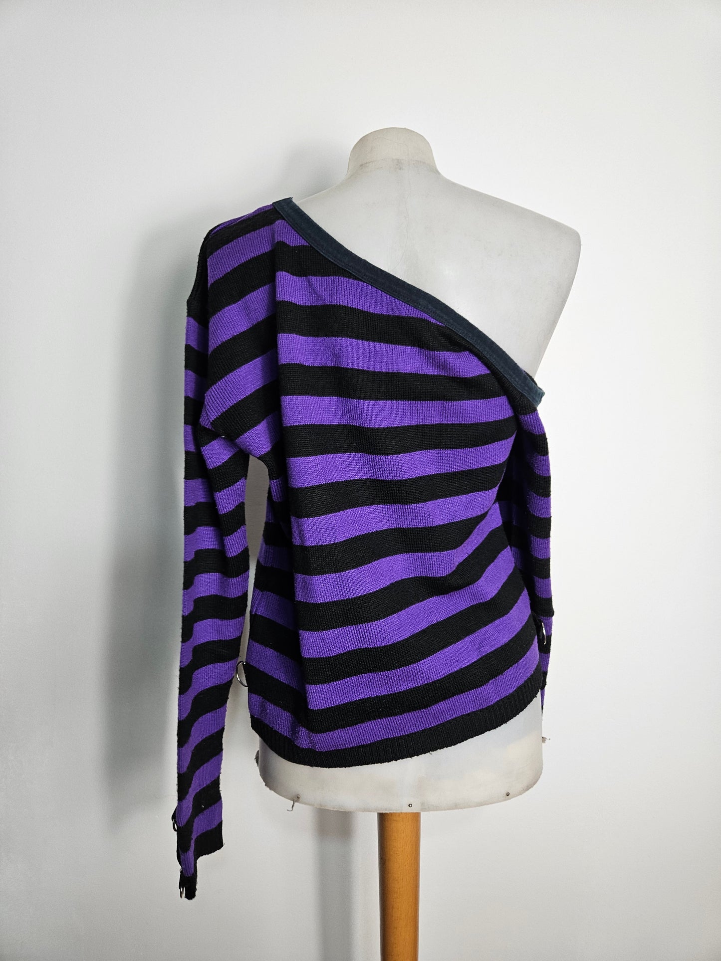 Pull rayé off shoulder violet et noir