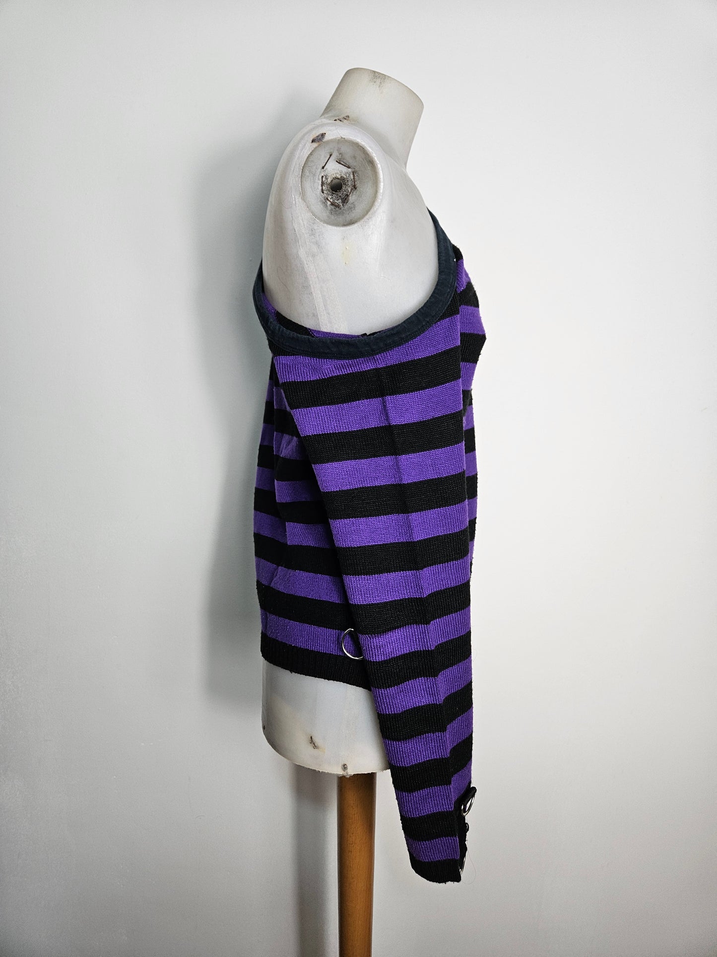 Pull rayé off shoulder violet et noir