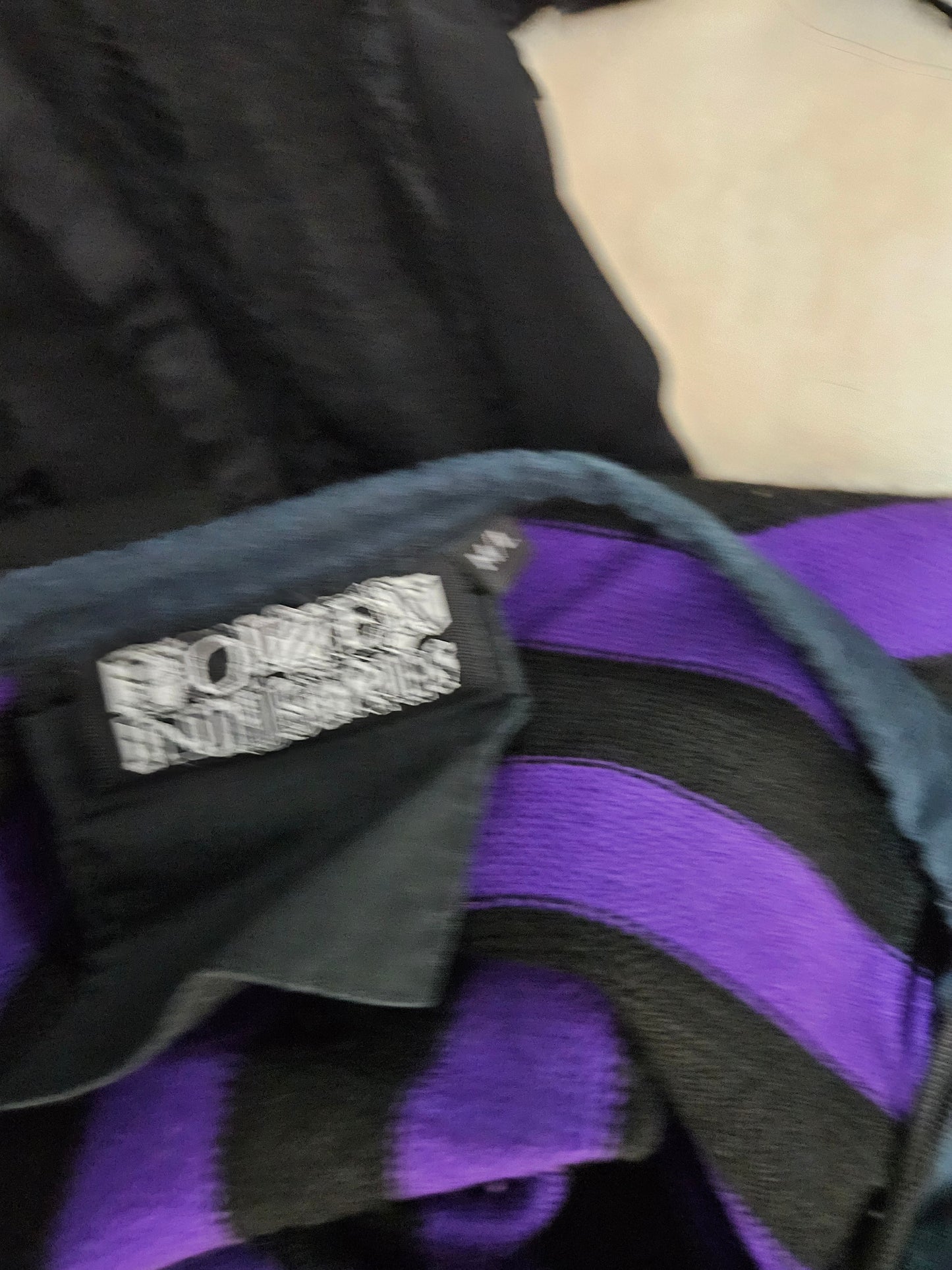 Pull rayé off shoulder violet et noir