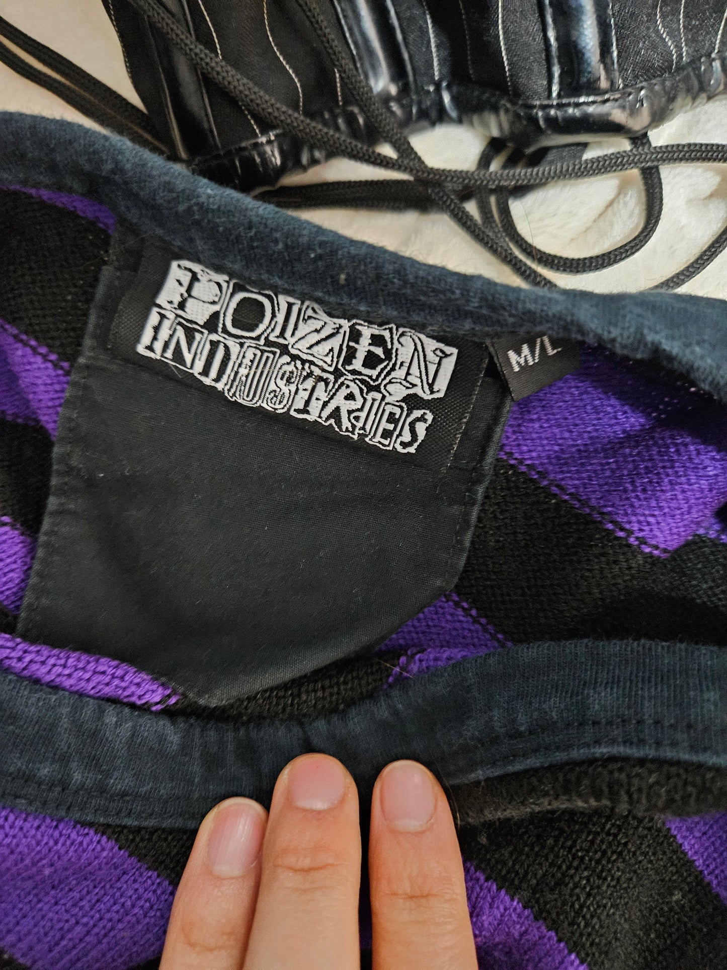 Pull rayé off shoulder violet et noir