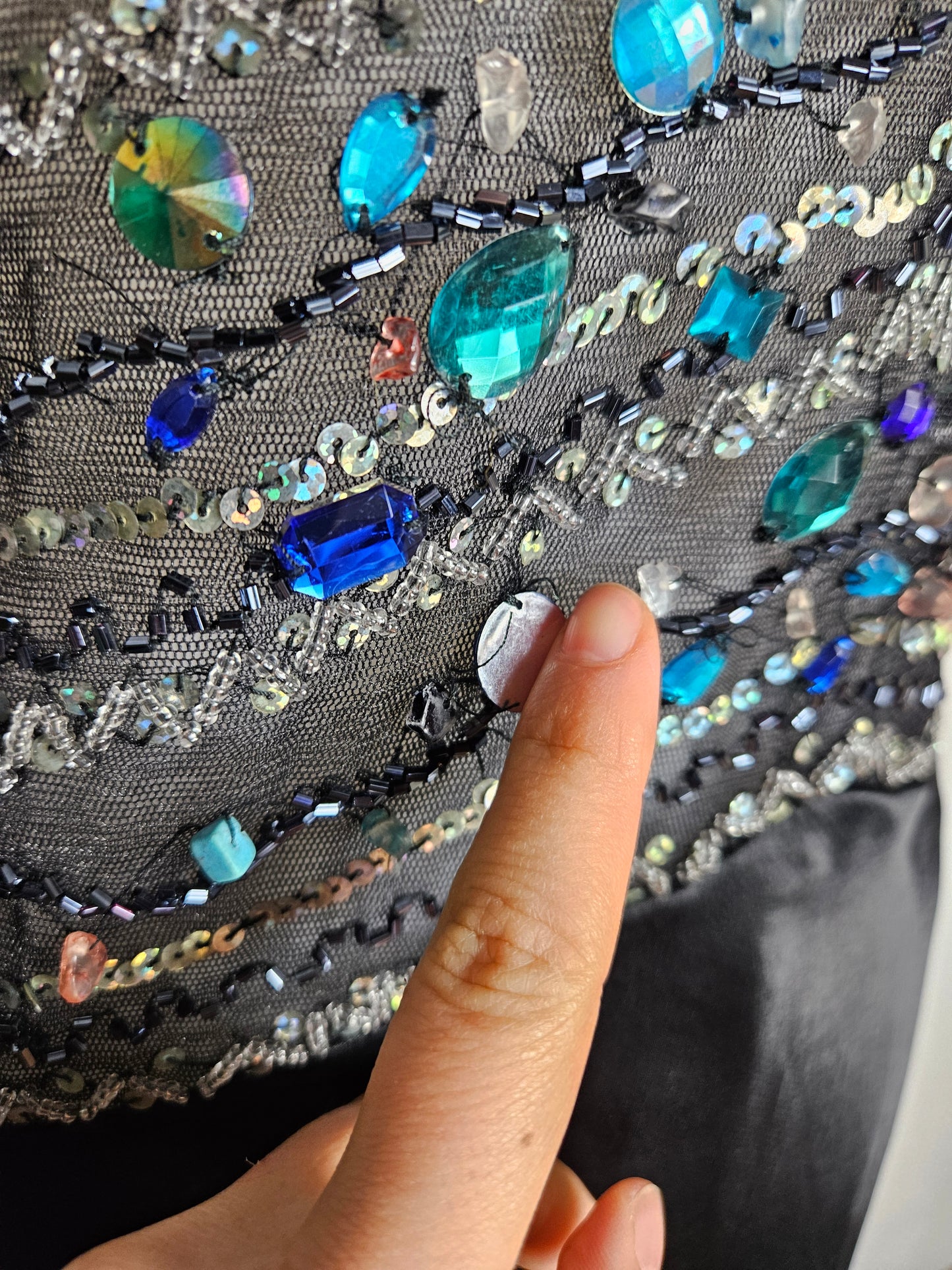 Robe dos nu noire en satin détails perles