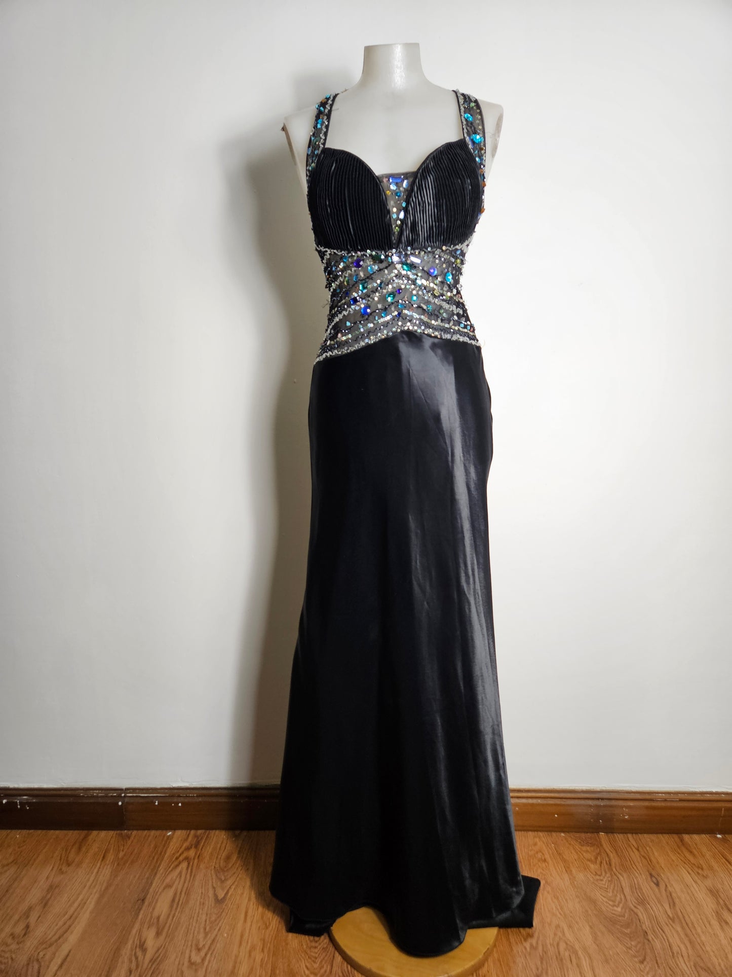 Robe dos nu noire en satin détails perles