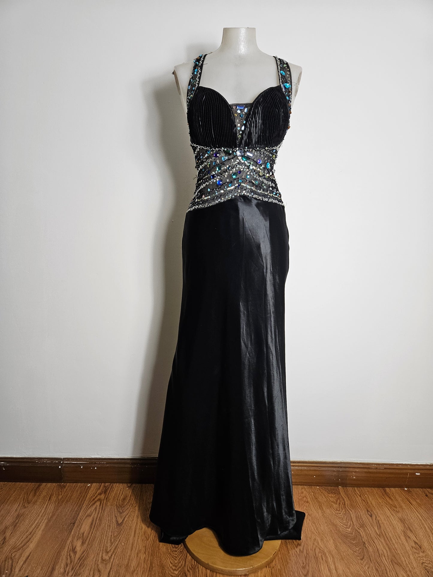 Robe dos nu noire en satin détails perles