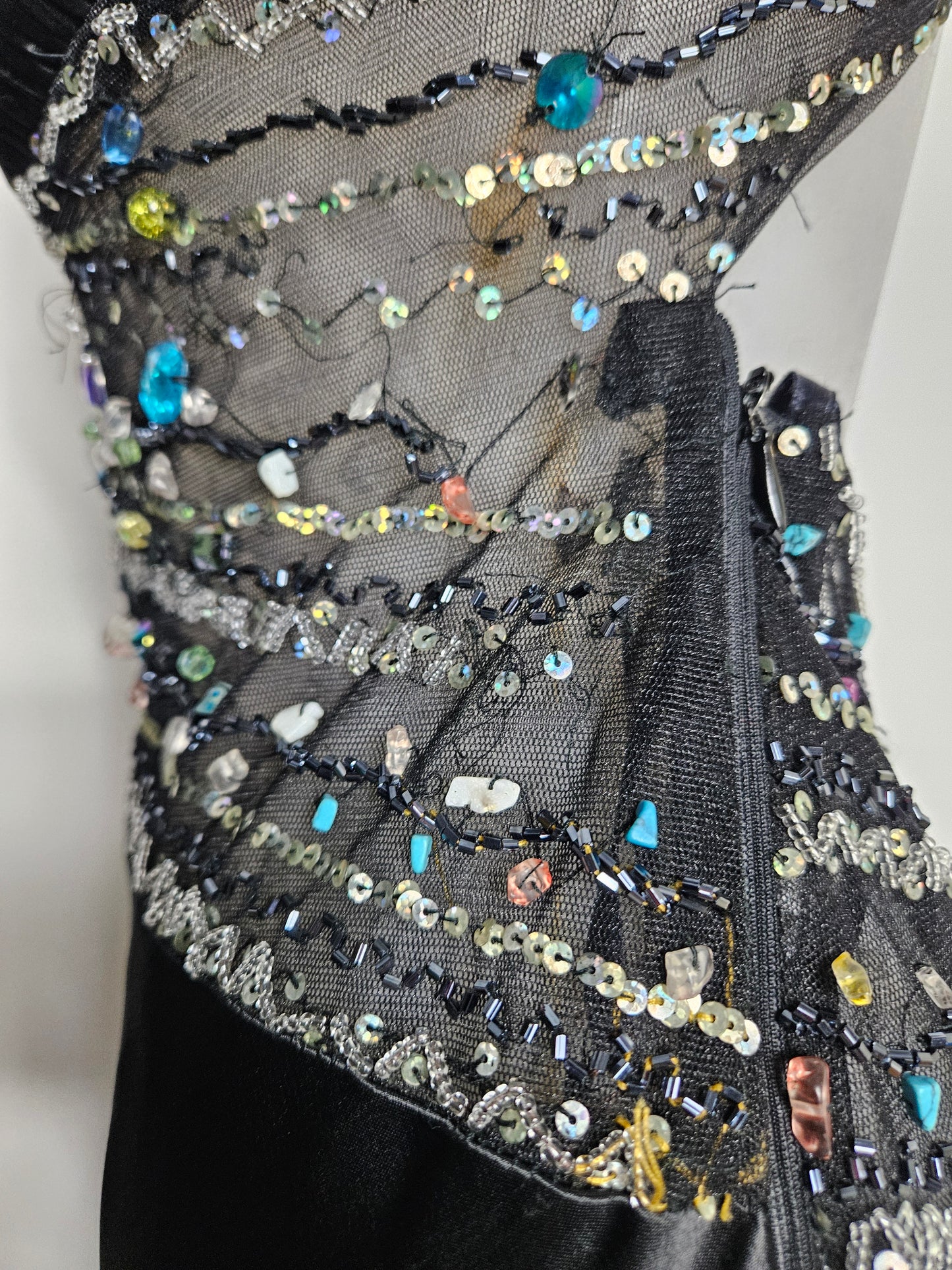 Robe dos nu noire en satin détails perles