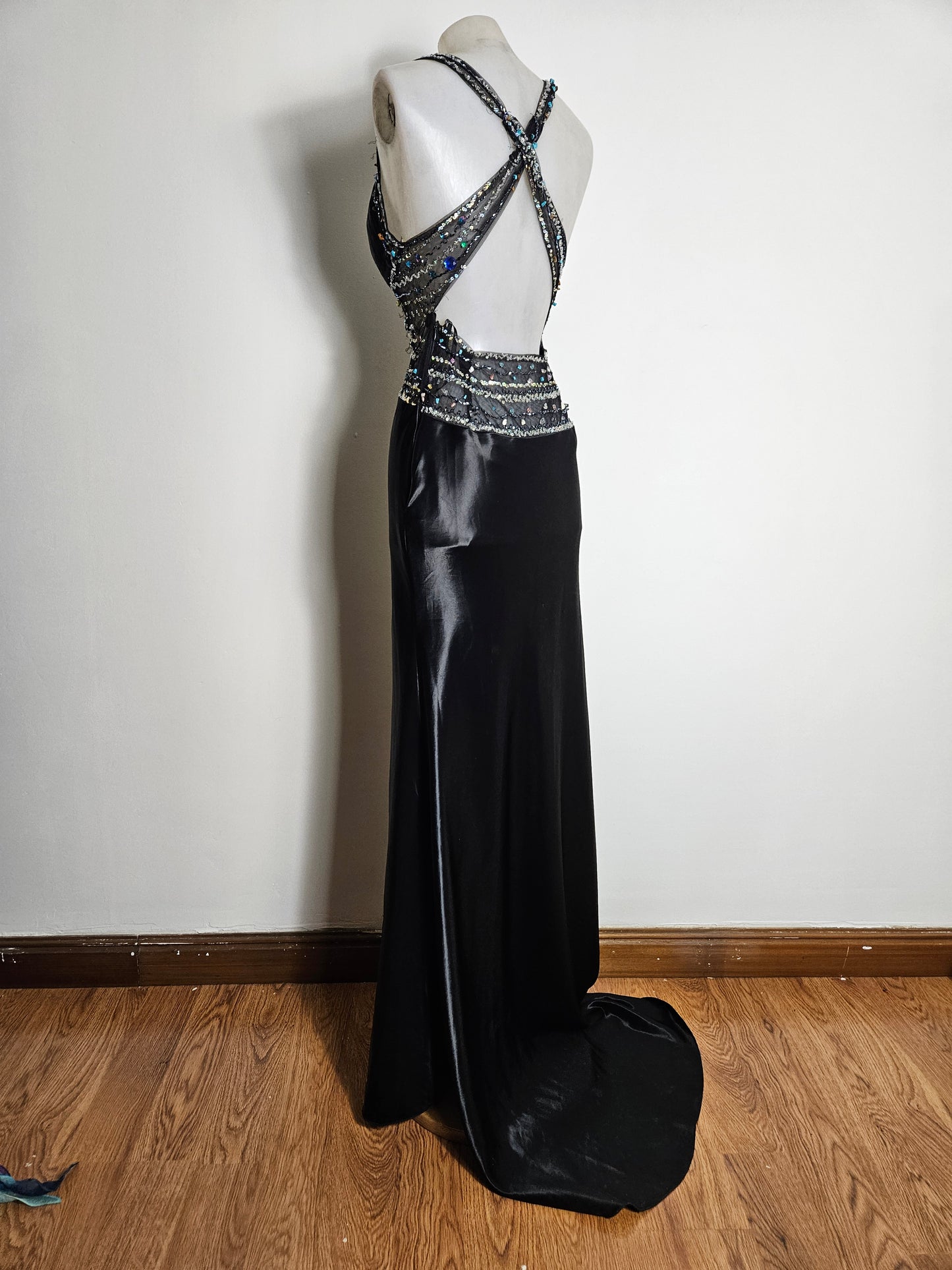 Robe dos nu noire en satin détails perles