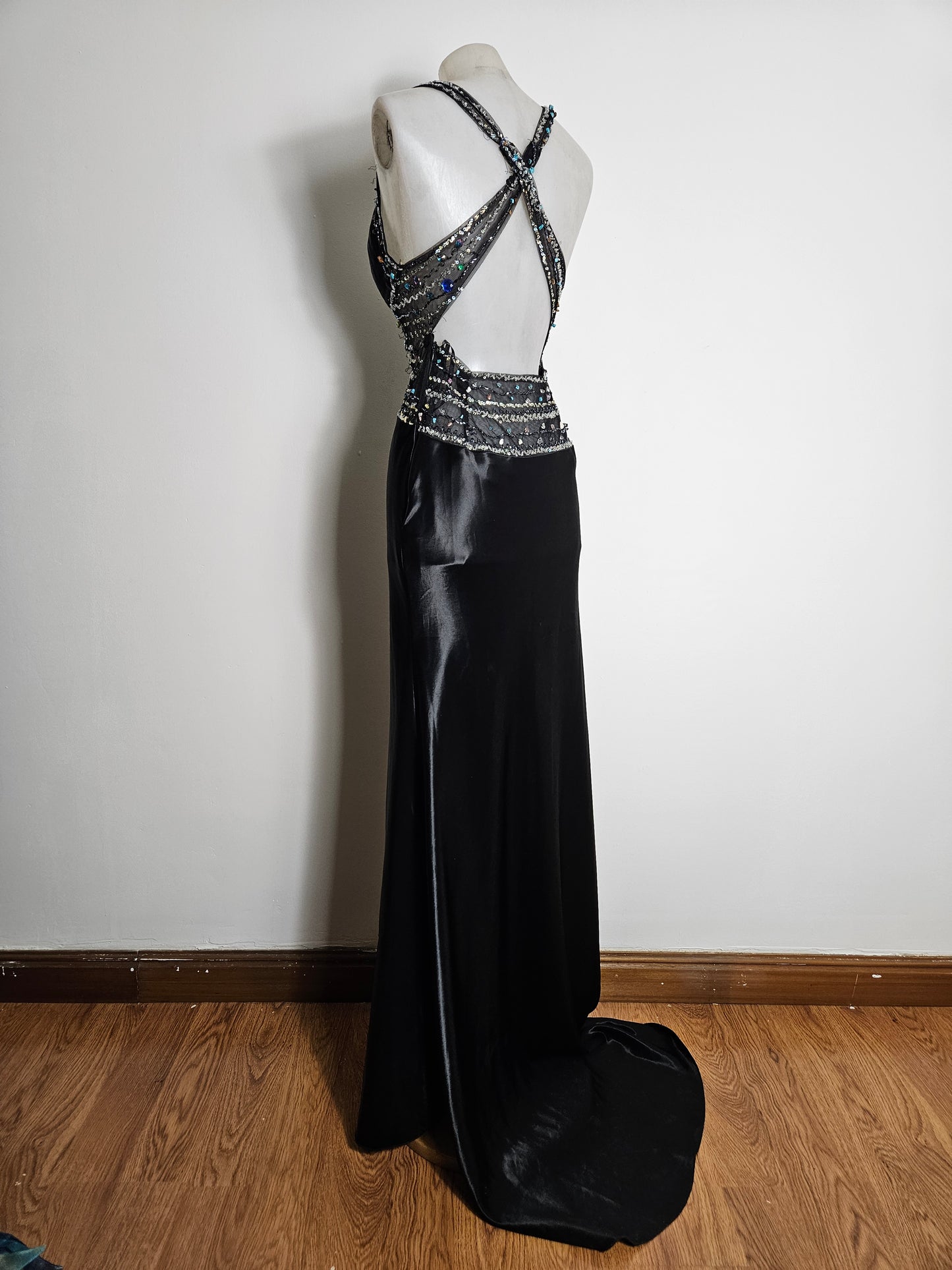 Robe dos nu noire en satin détails perles