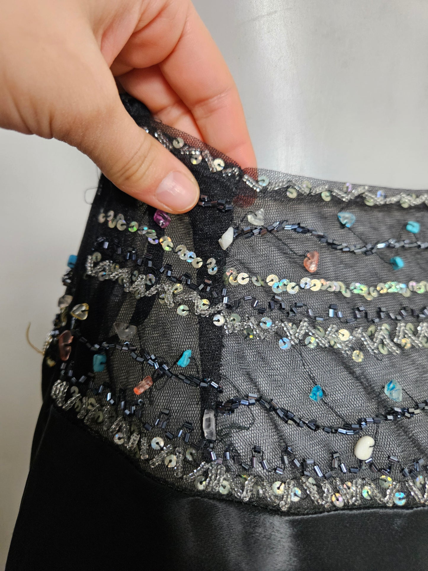 Robe dos nu noire en satin détails perles