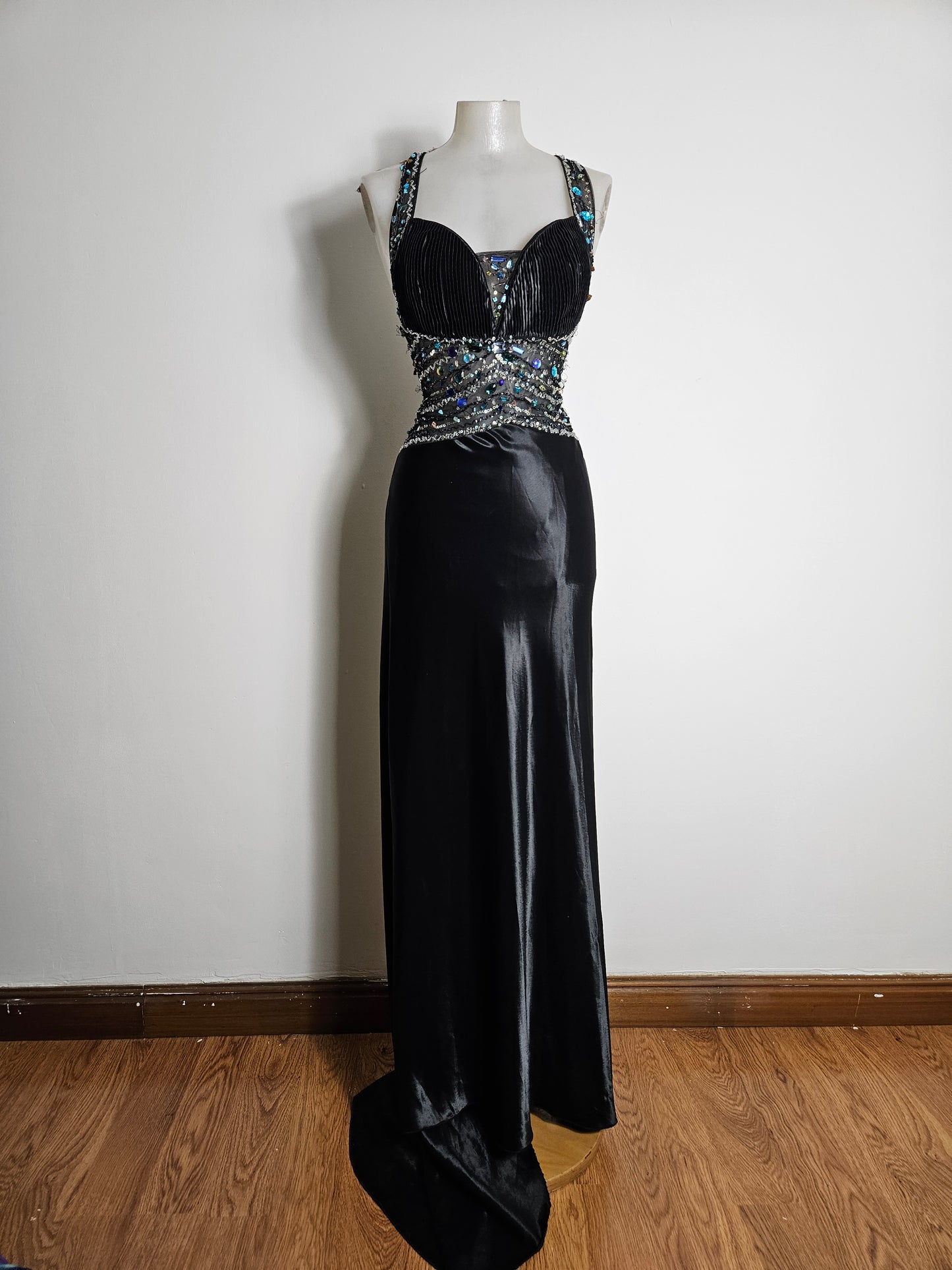 Robe dos nu noire en satin détails perles