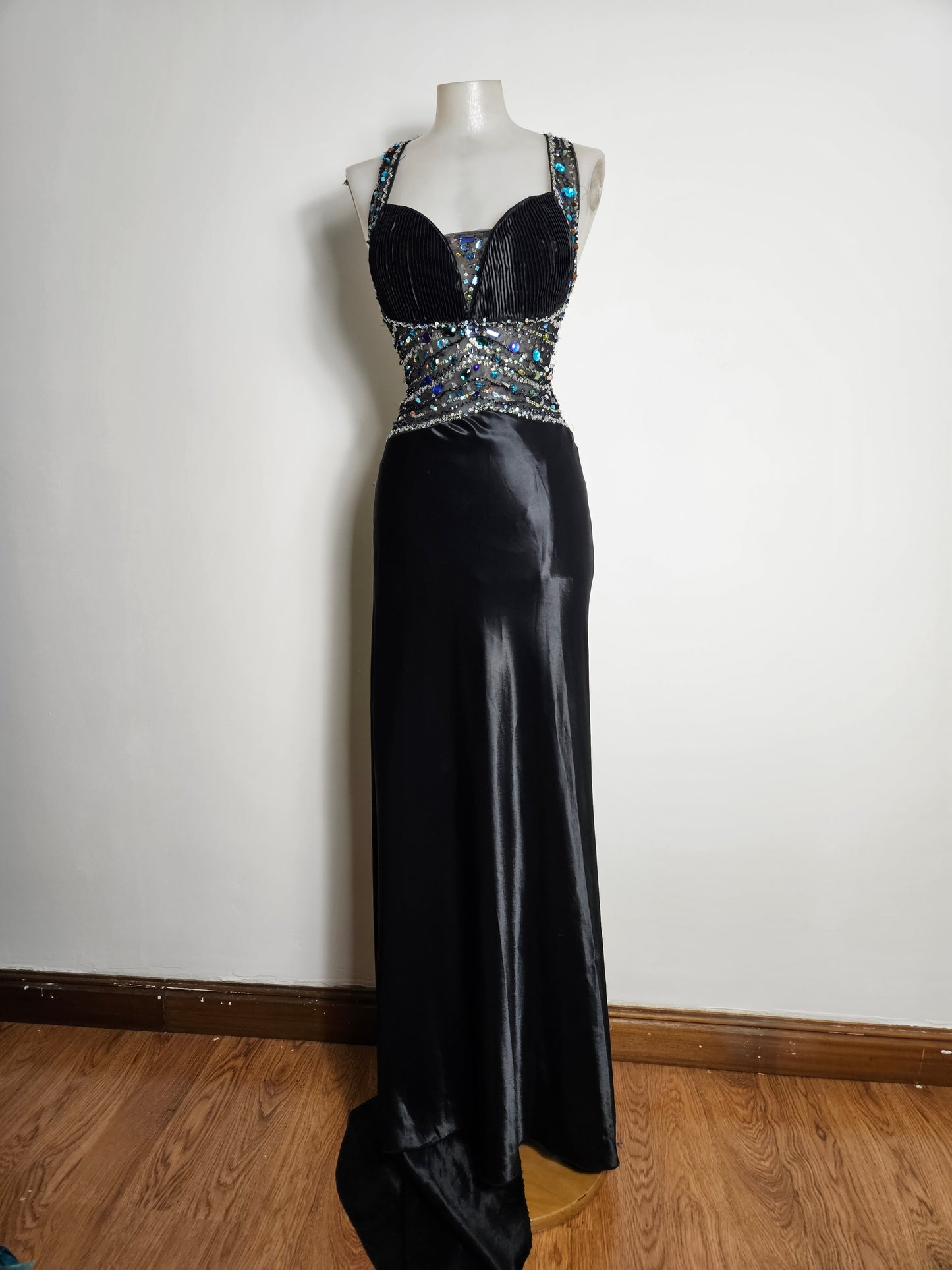 Robe dos nu noire en satin détails perles