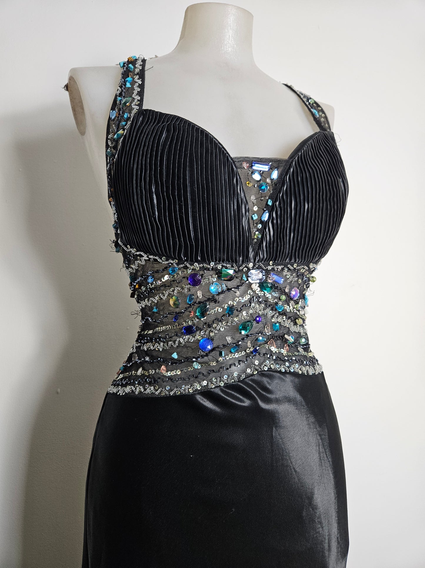 Robe dos nu noire en satin détails perles