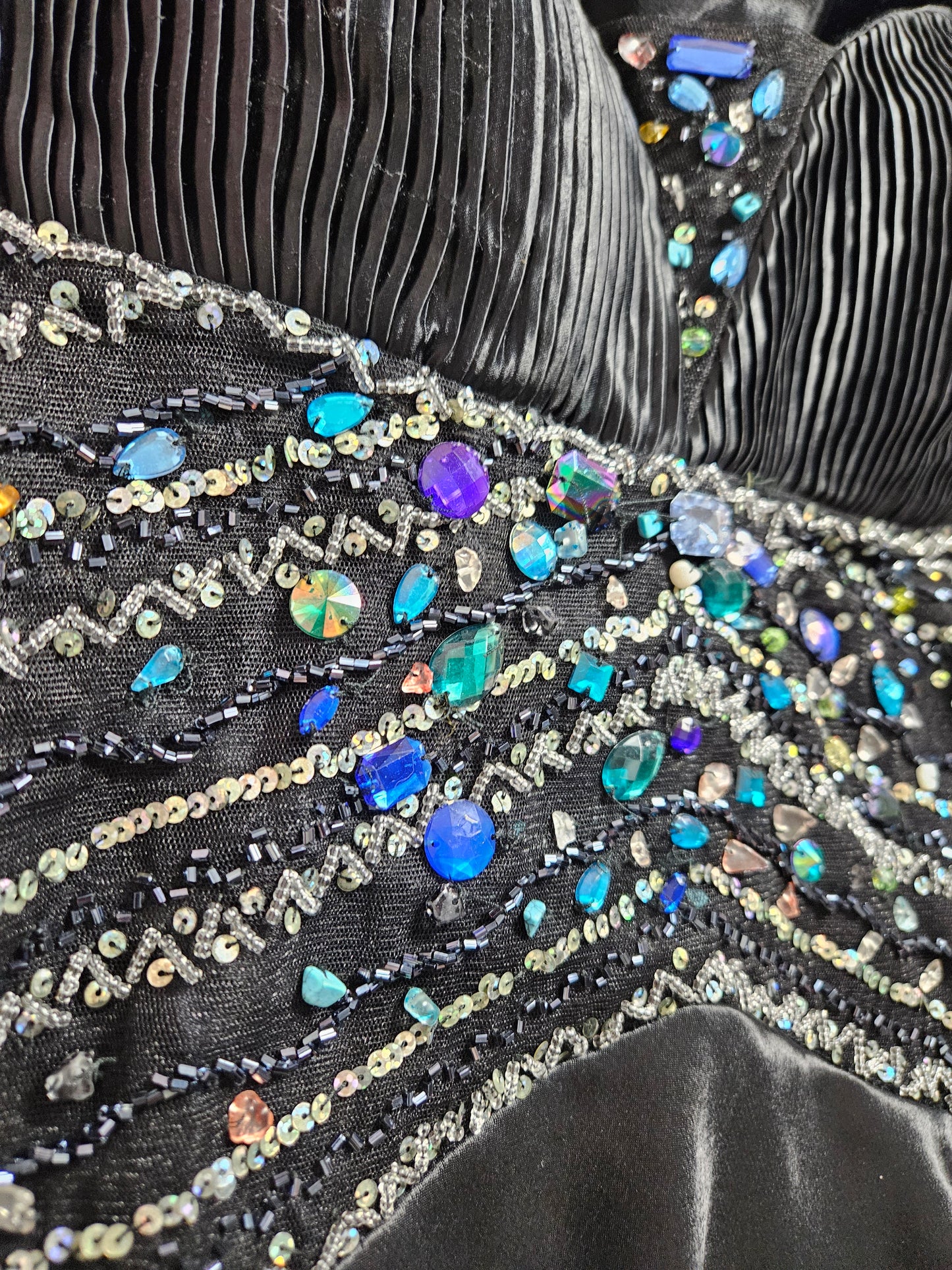 Robe dos nu noire en satin détails perles