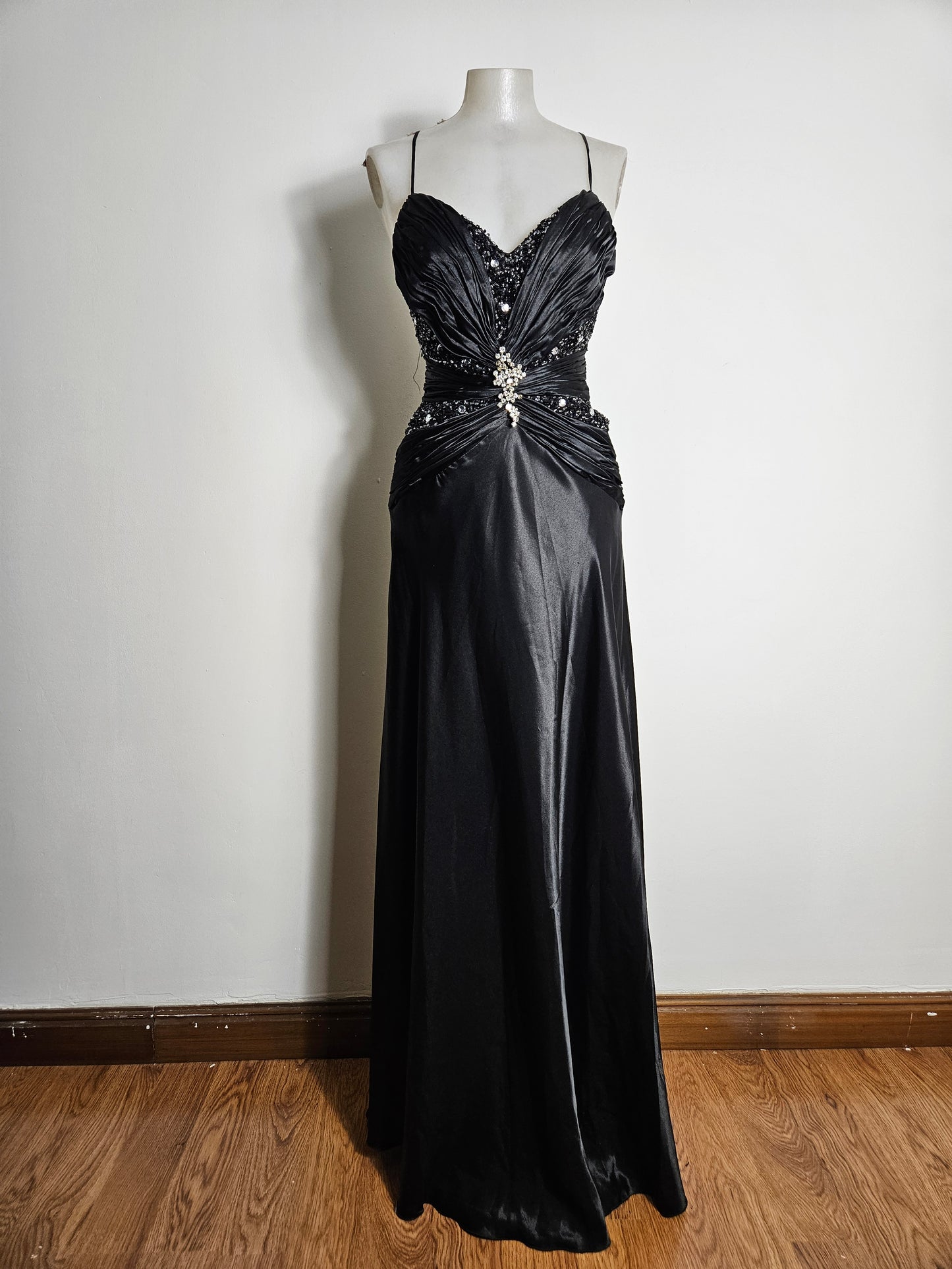 Maxi robe satinée brodé de perles