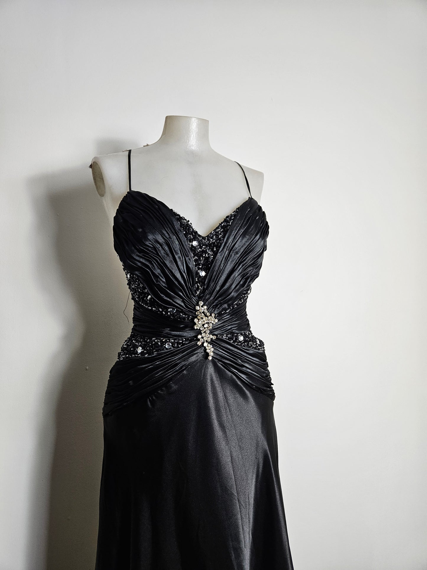 Maxi robe satinée brodé de perles