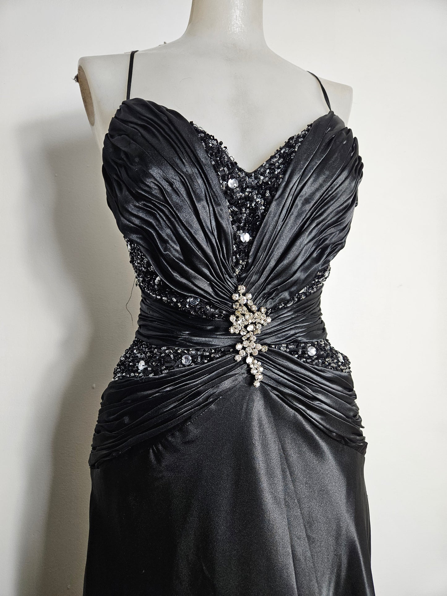 Maxi robe satinée brodé de perles