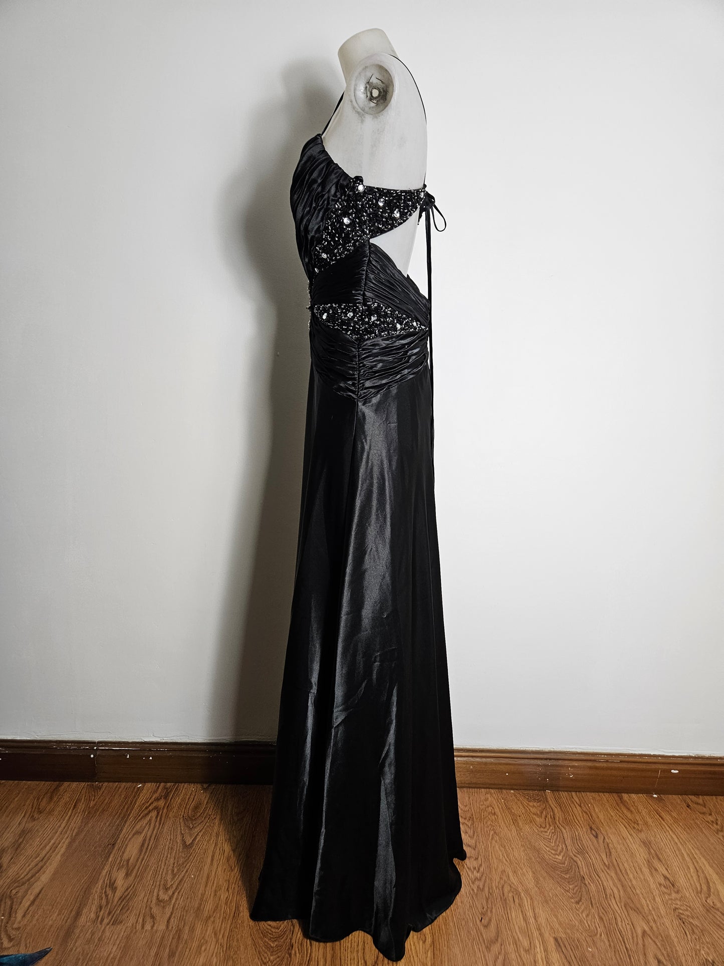 Maxi robe satinée brodé de perles