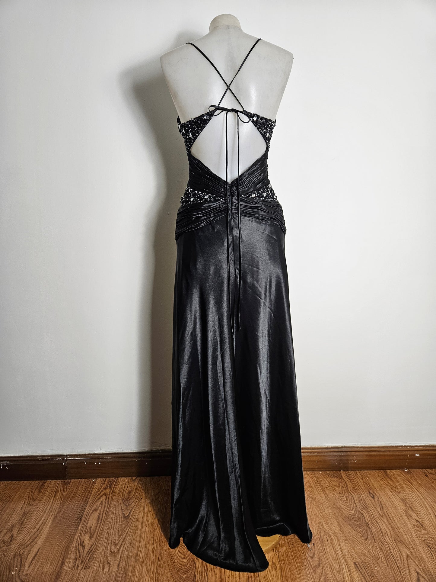 Maxi robe satinée brodé de perles