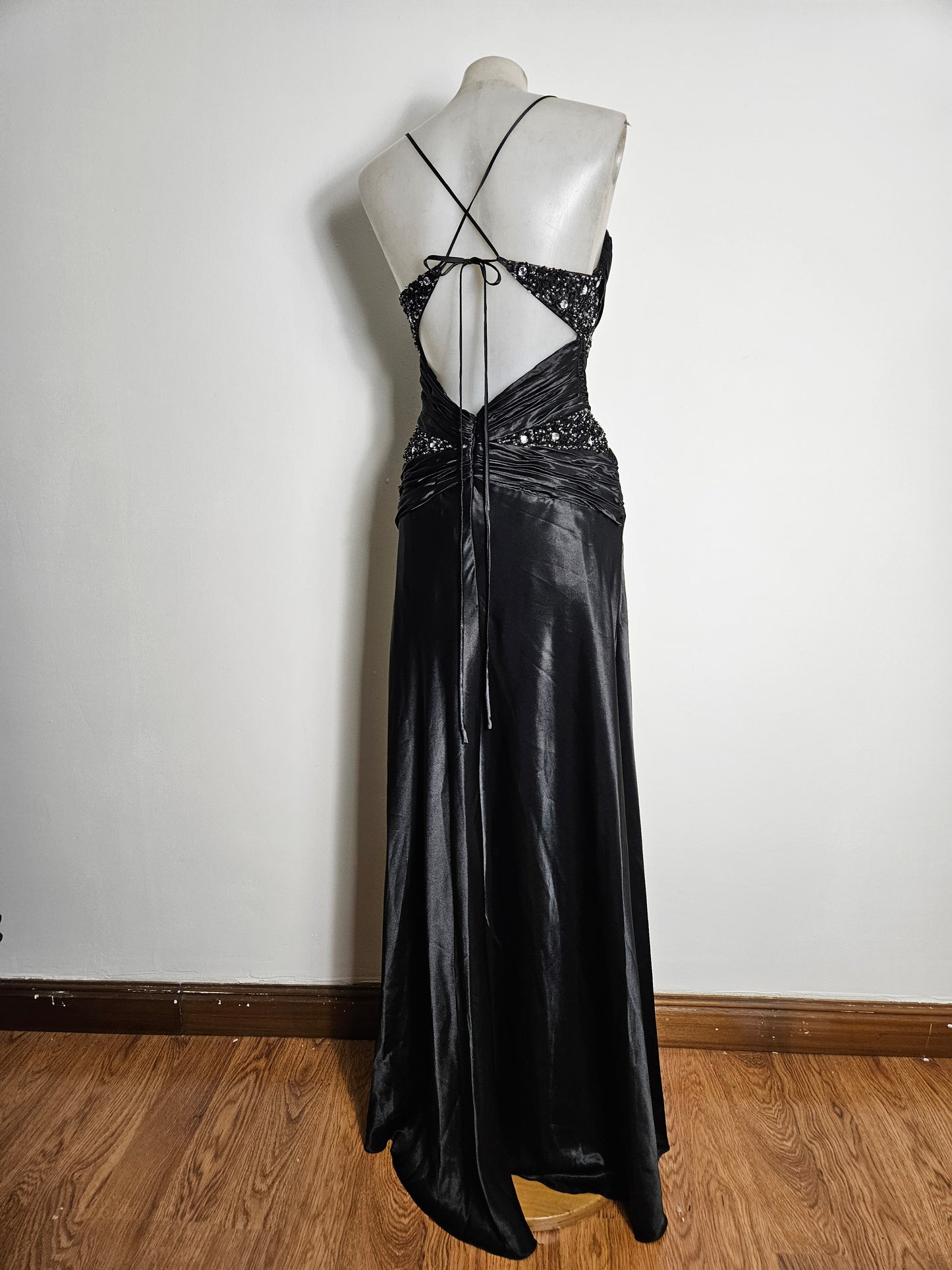 Maxi robe satinée brodé de perles