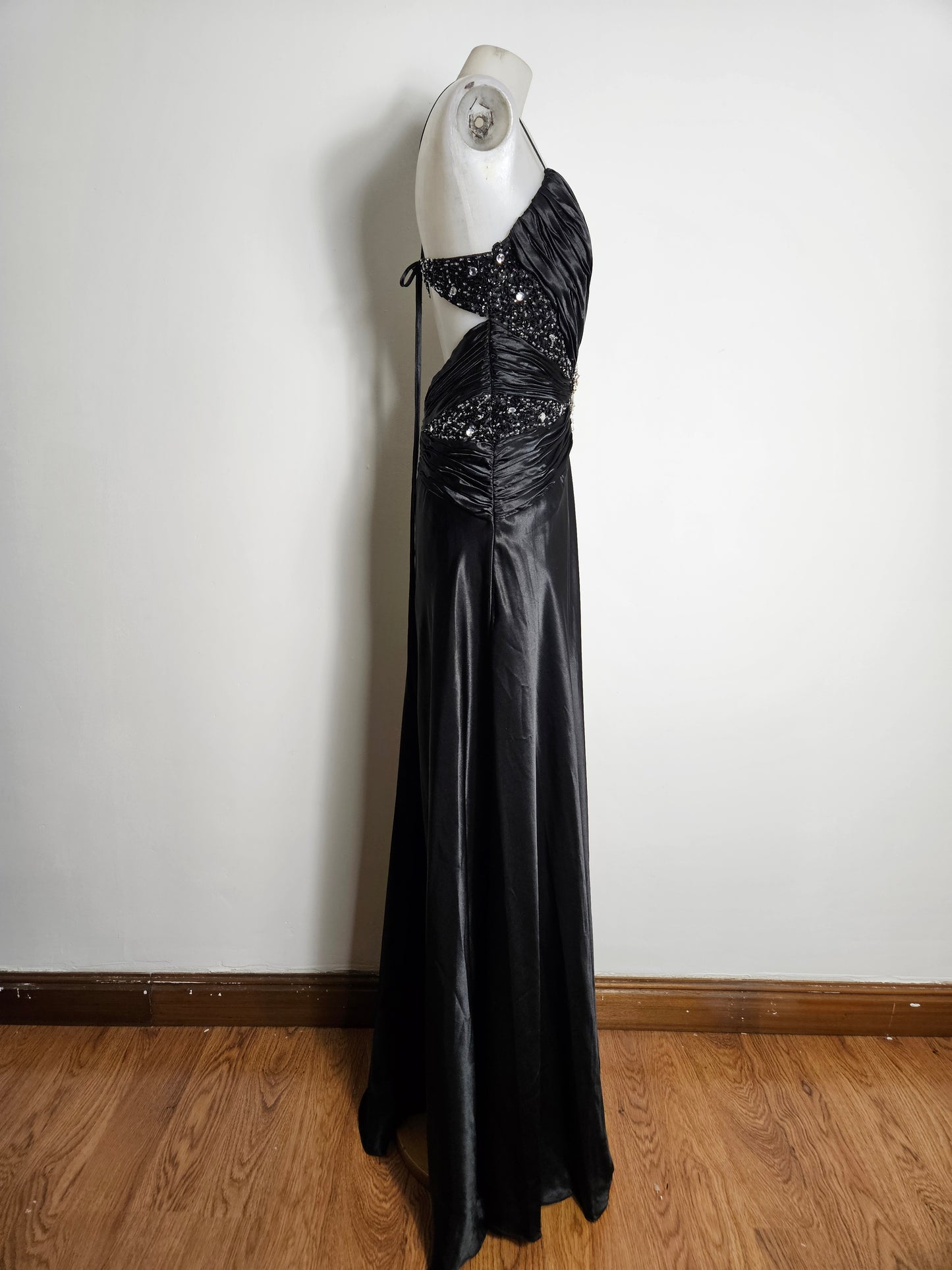 Maxi robe satinée brodé de perles