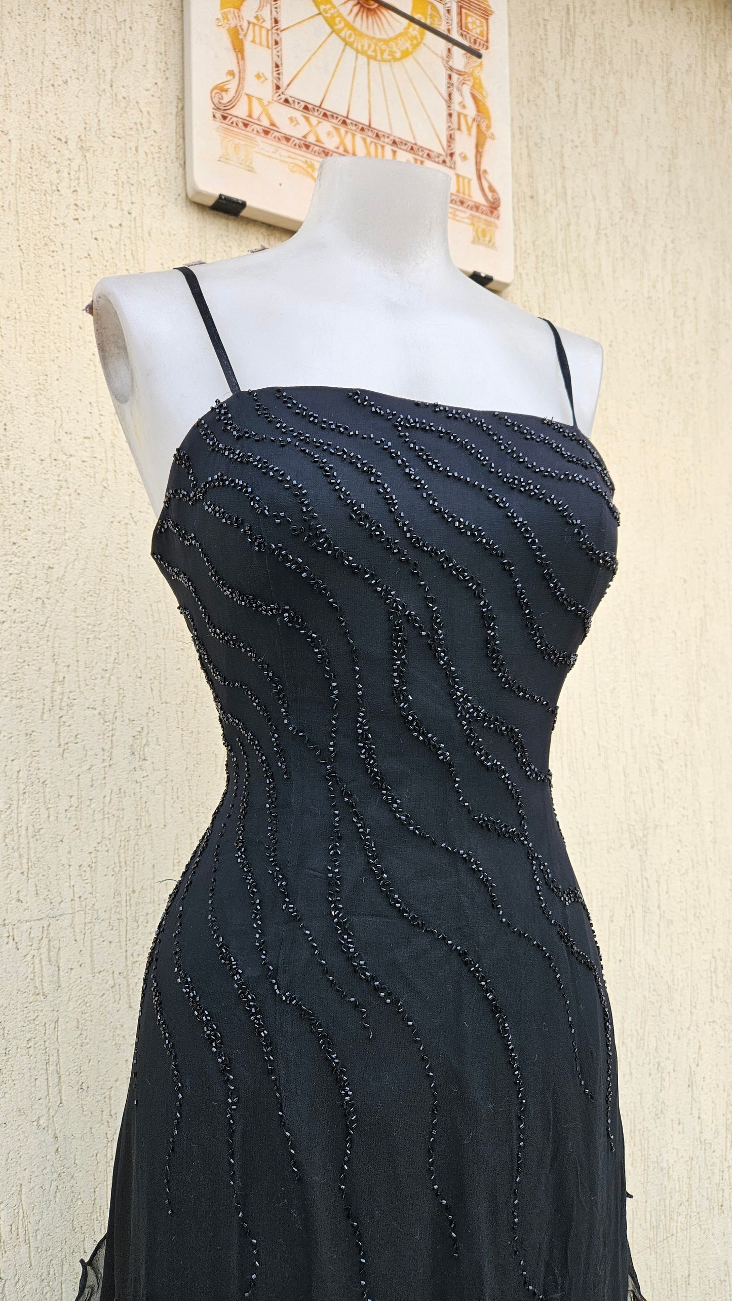 Vestido negro de seda bordado