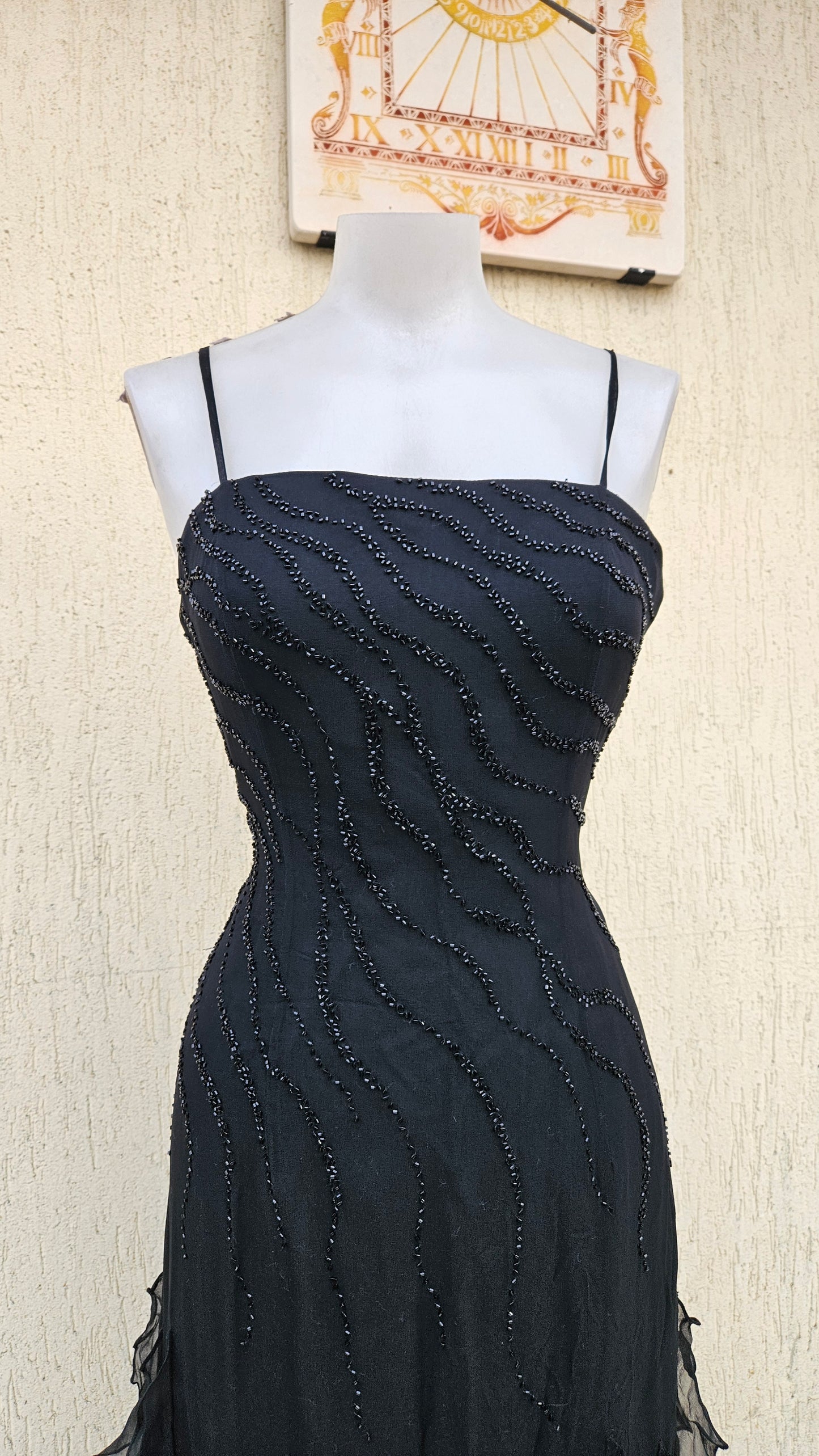 Vestido negro de seda bordado