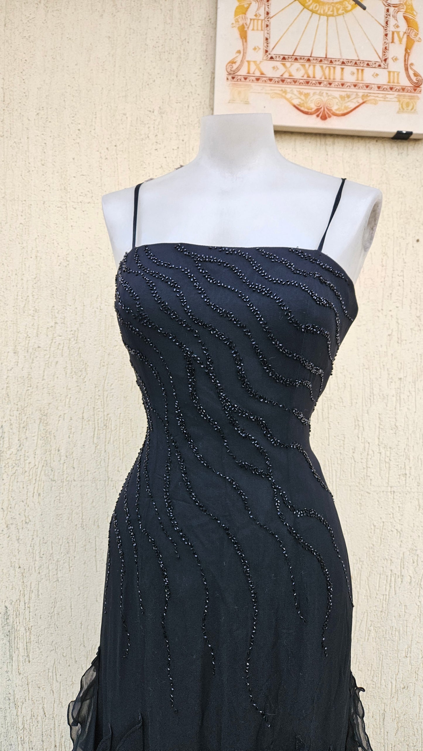 Vestido negro de seda bordado