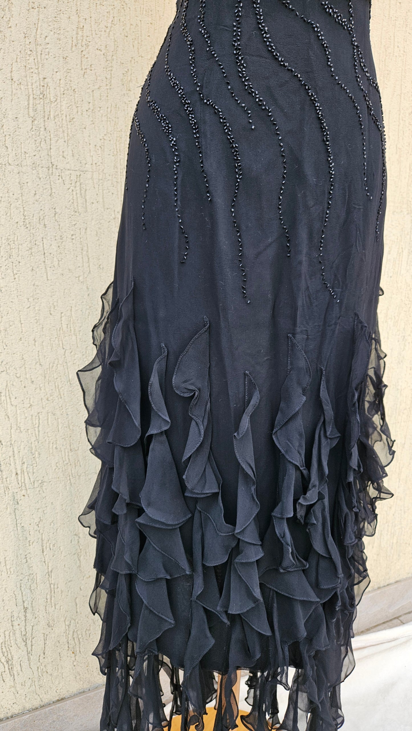 Vestido negro de seda bordado