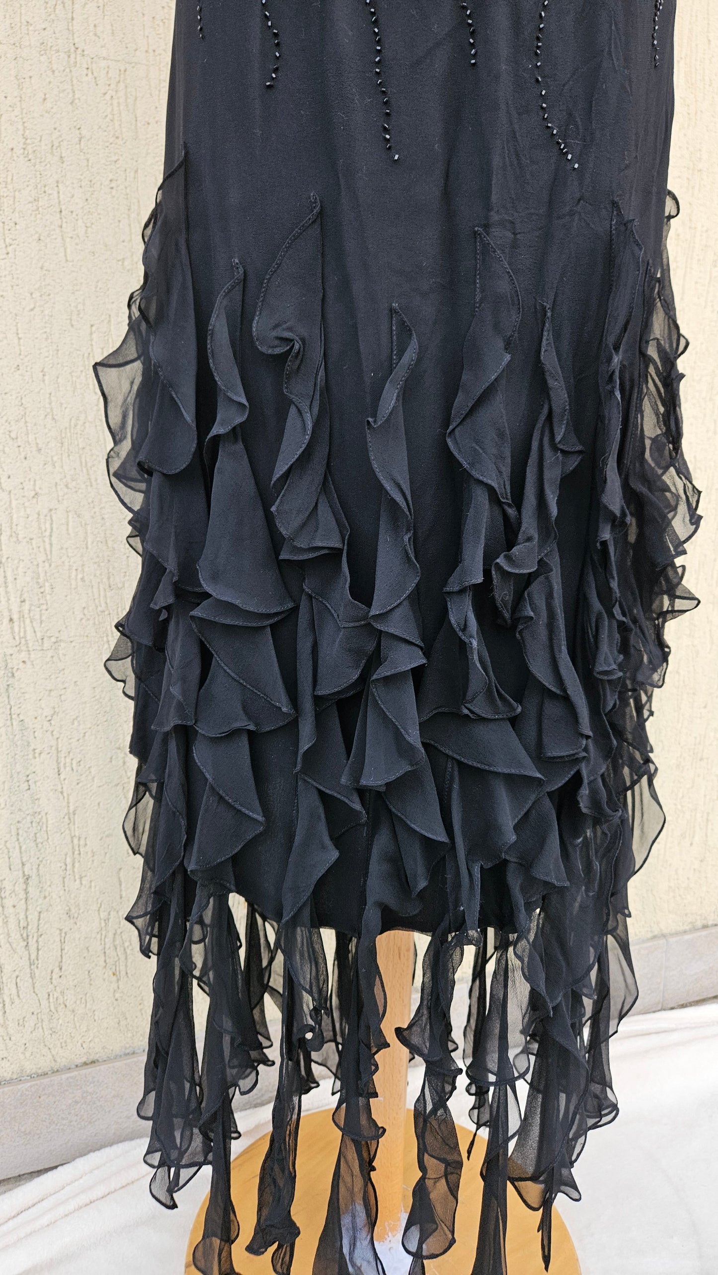 Vestido negro de seda bordado