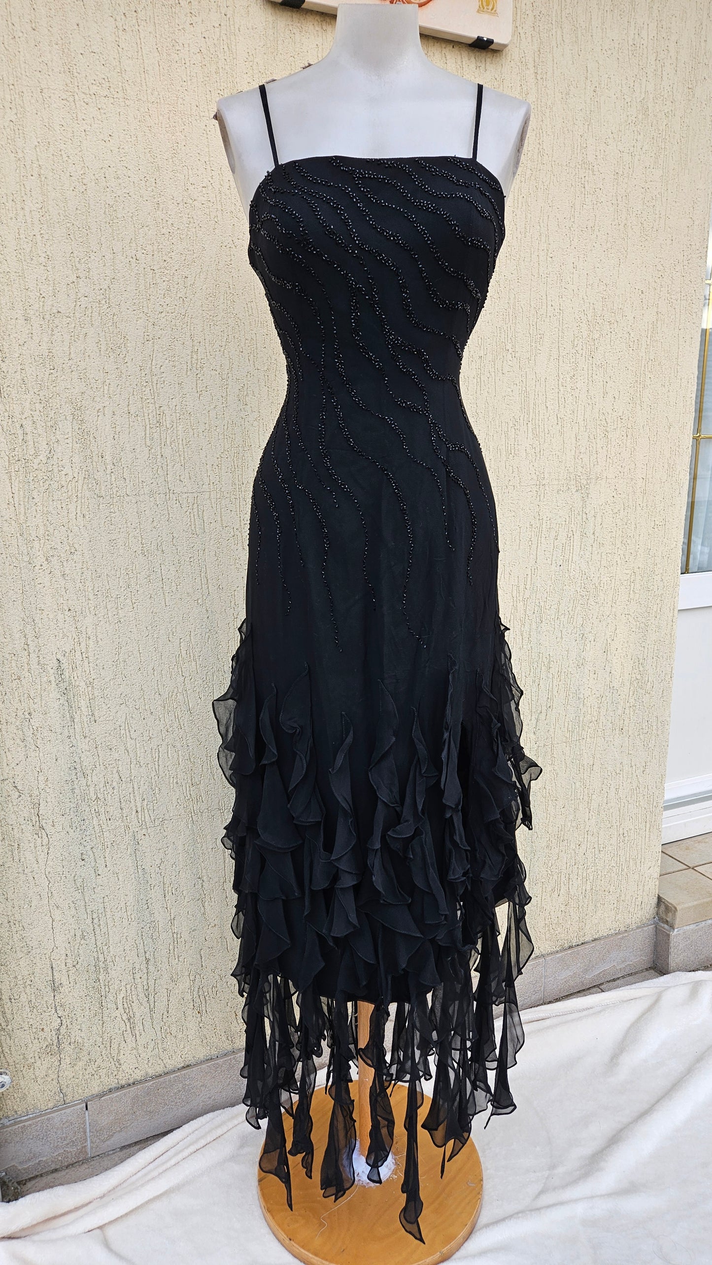 Vestido negro de seda bordado