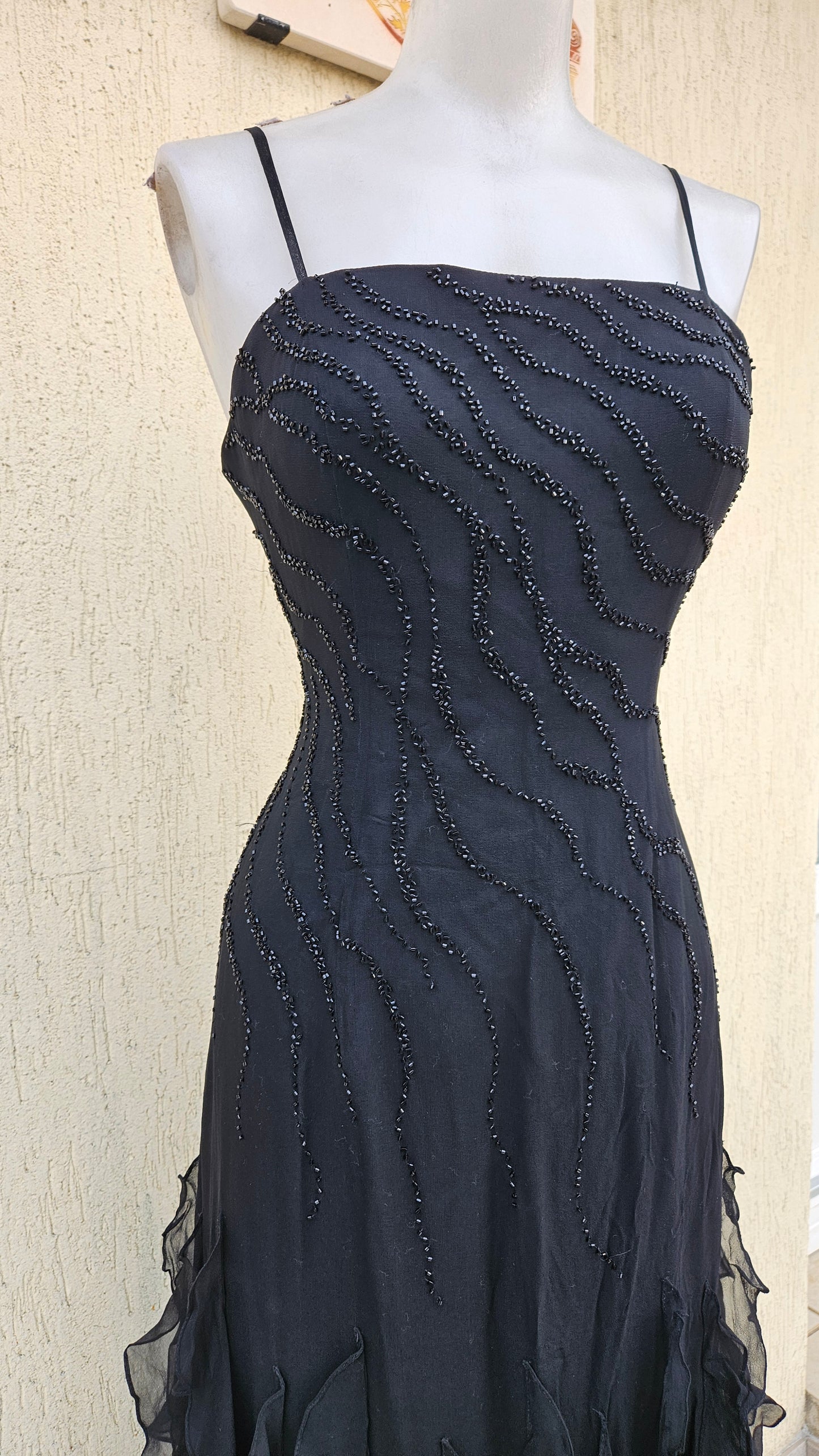 Vestido negro de seda bordado