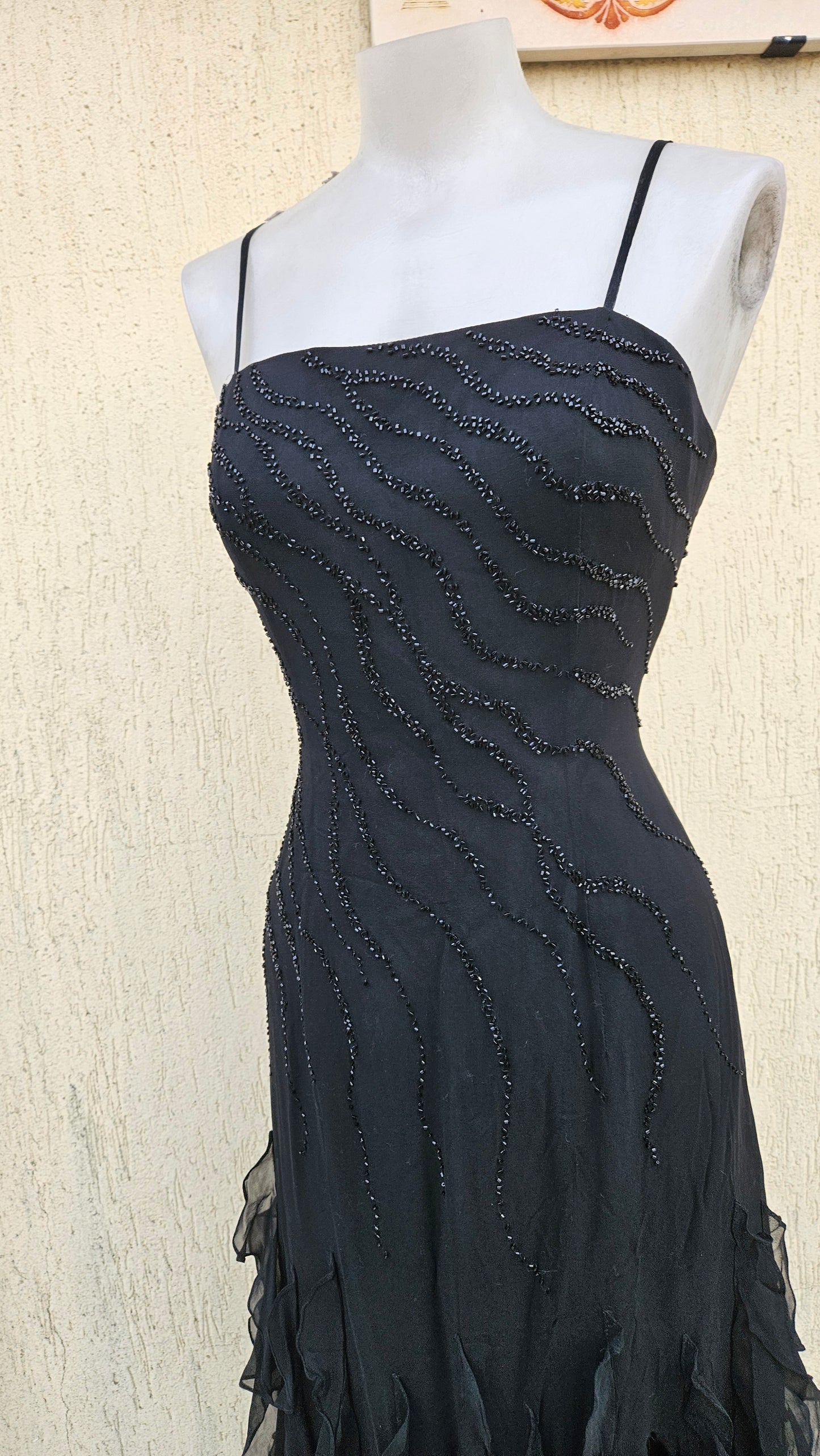 Vestido negro de seda bordado