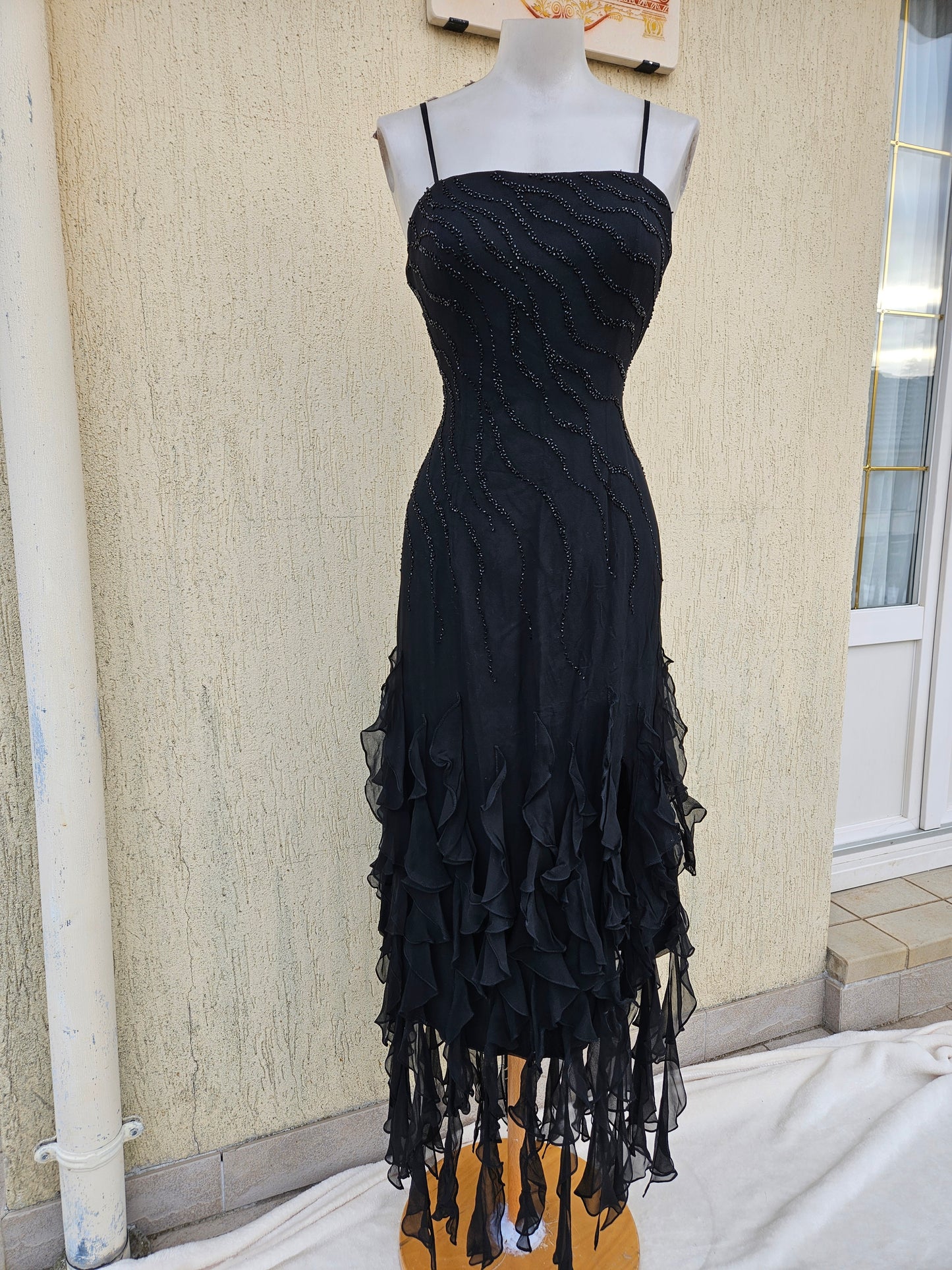 Vestido negro de seda bordado
