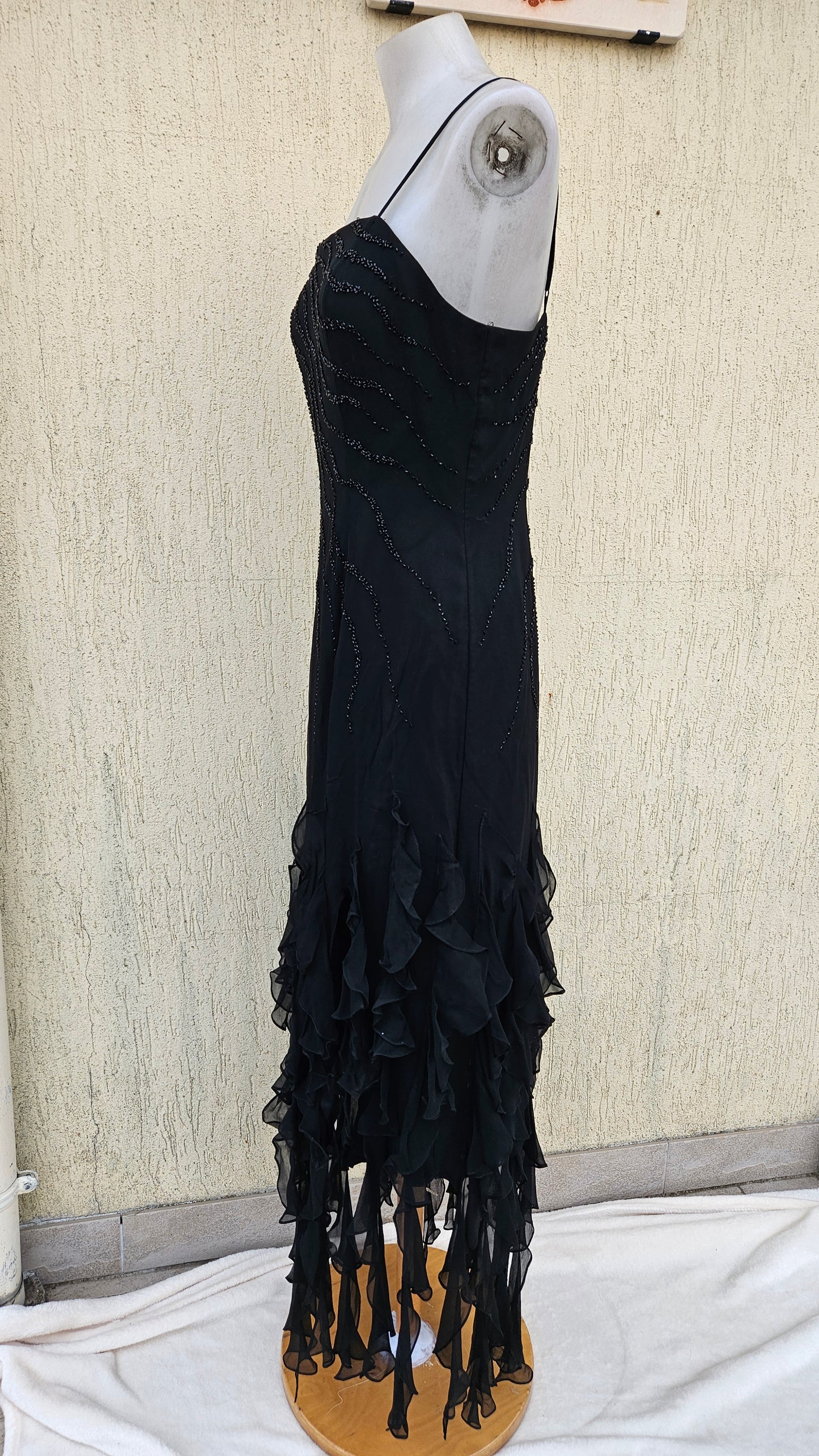 Vestido negro de seda bordado