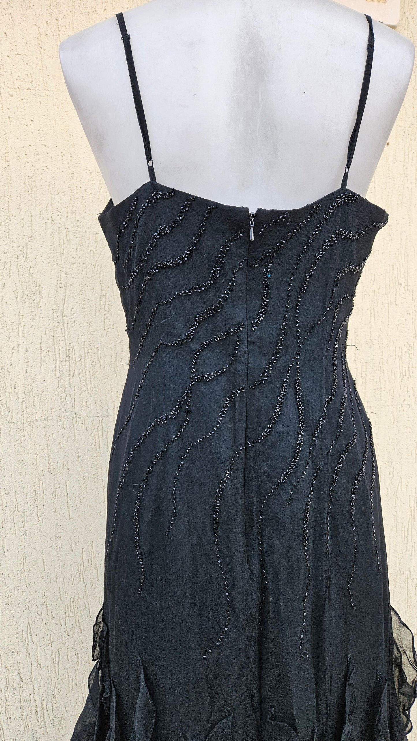 Vestido negro de seda bordado