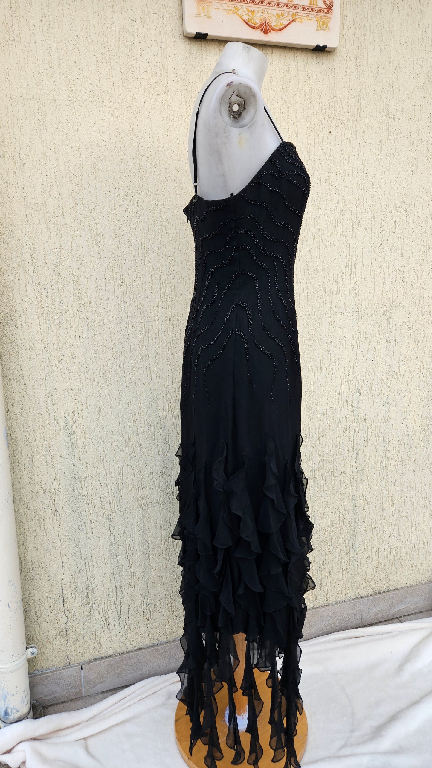 Vestido negro de seda bordado