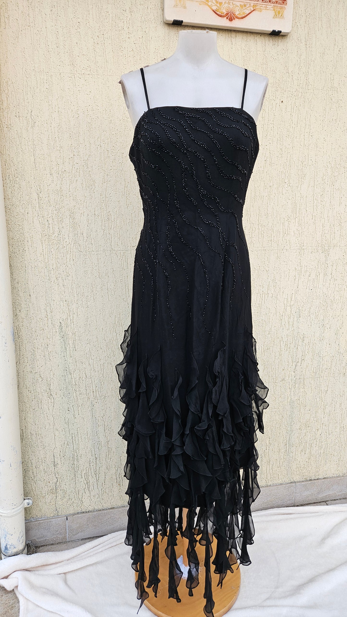 Vestido negro de seda bordado