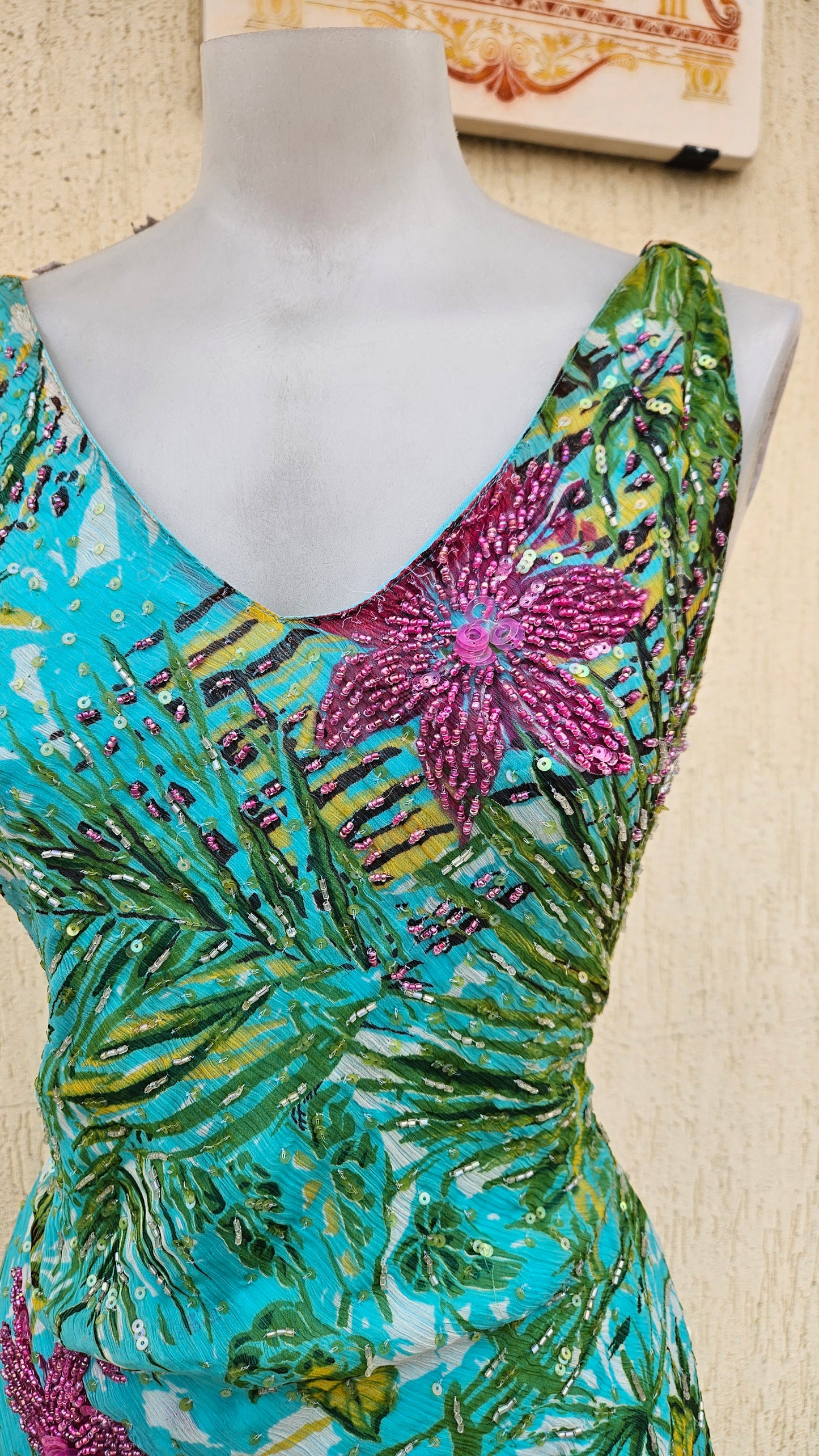 Robe florale brodée tons bleus et verts