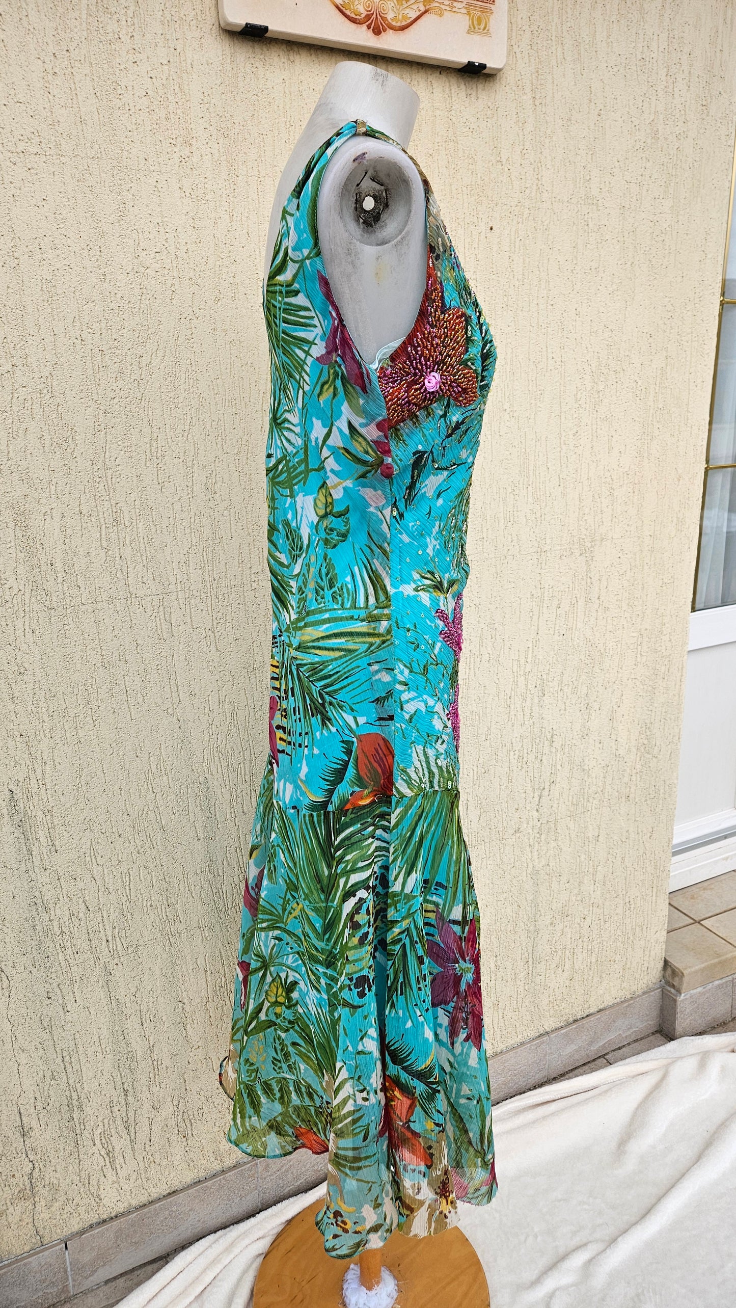 Robe florale brodée tons bleus et verts