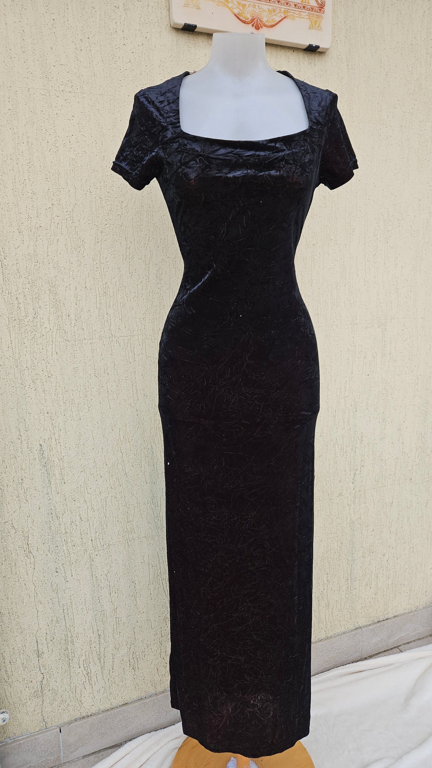 Robe en velours froissé noire à reflets rouges