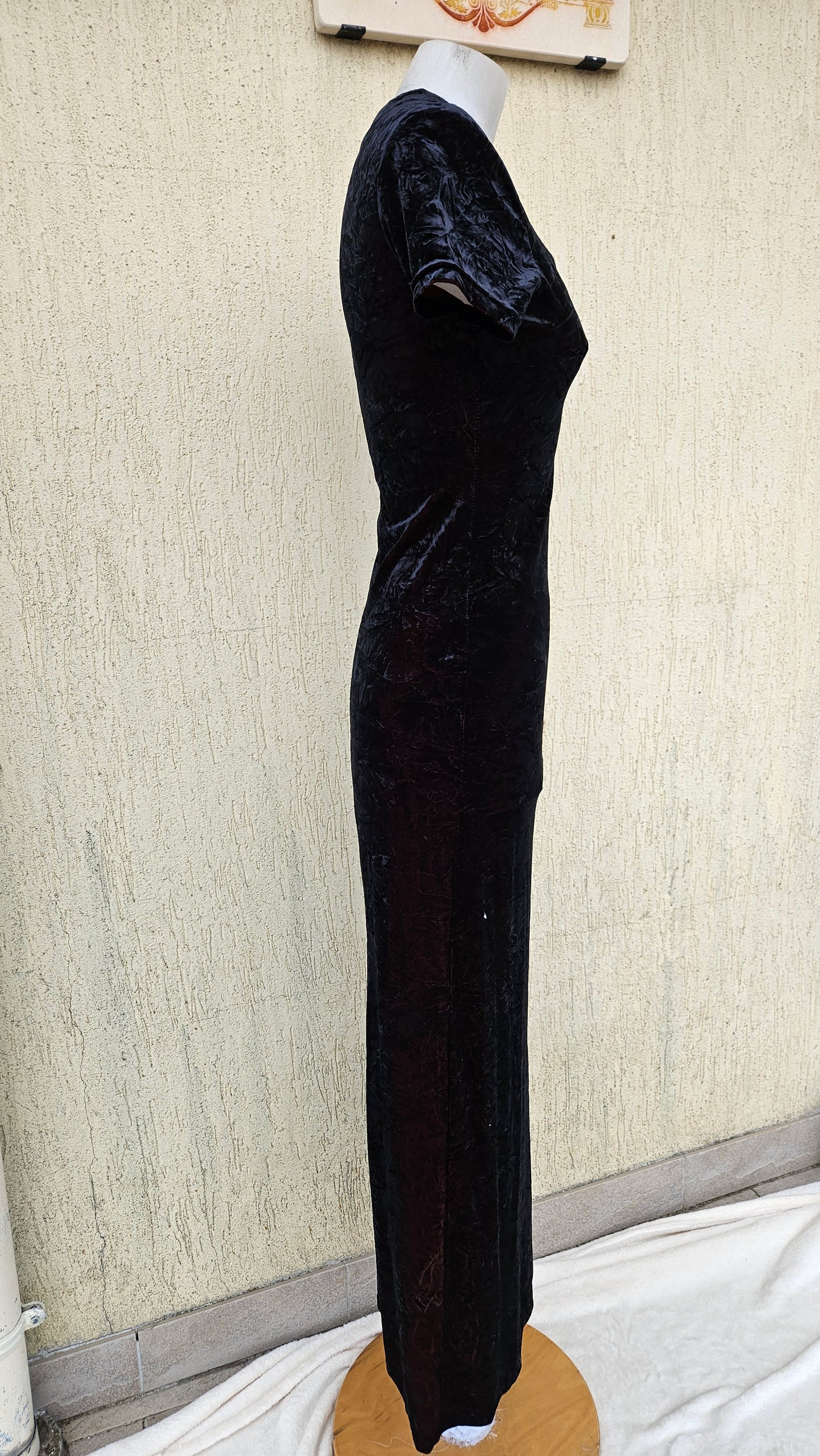 Robe en velours froissé noire à reflets rouges