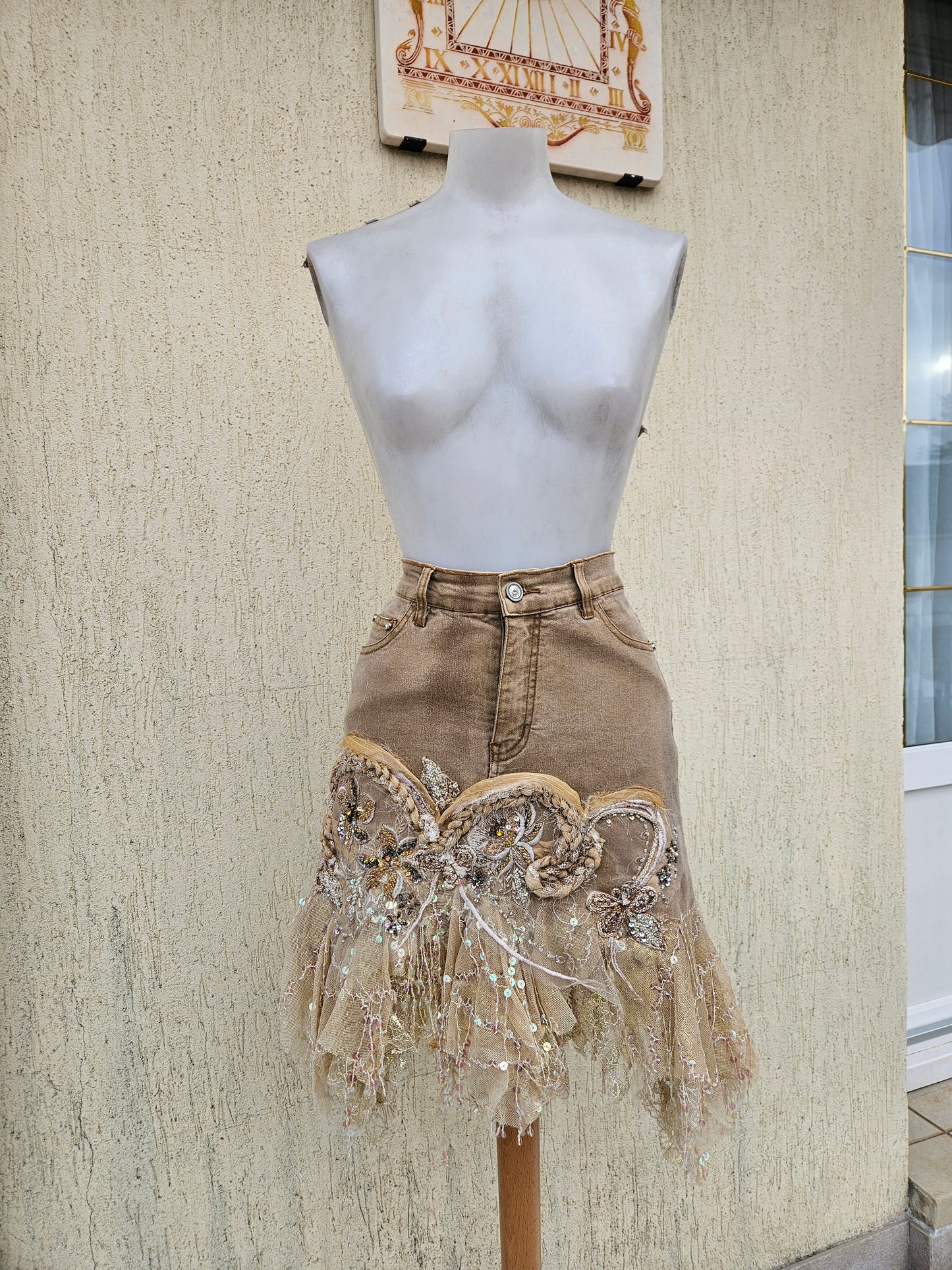 Jupe en denim brodée