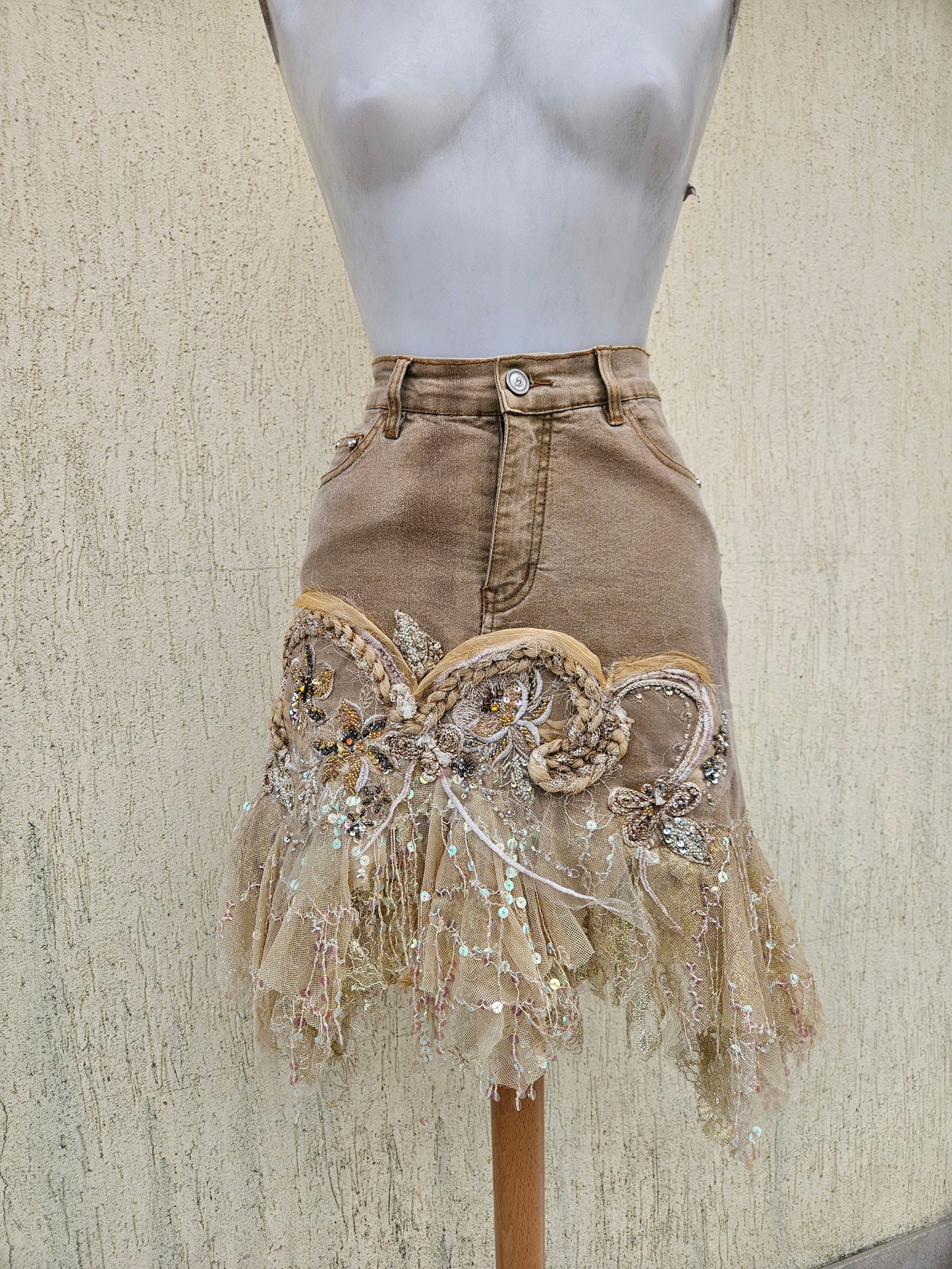 Jupe en denim brodée