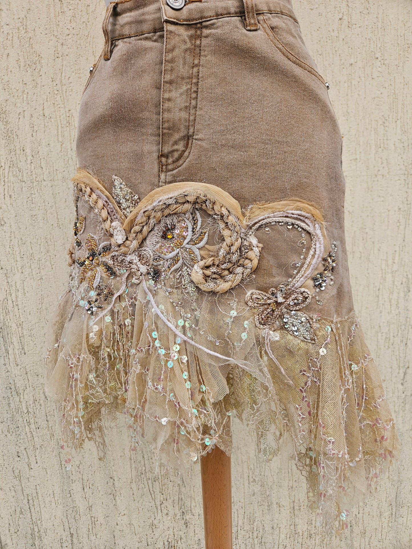 Jupe en denim brodée