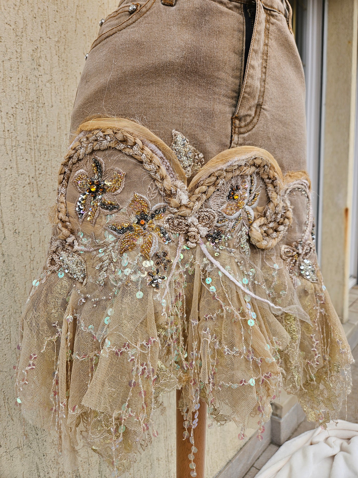 Jupe en denim brodée