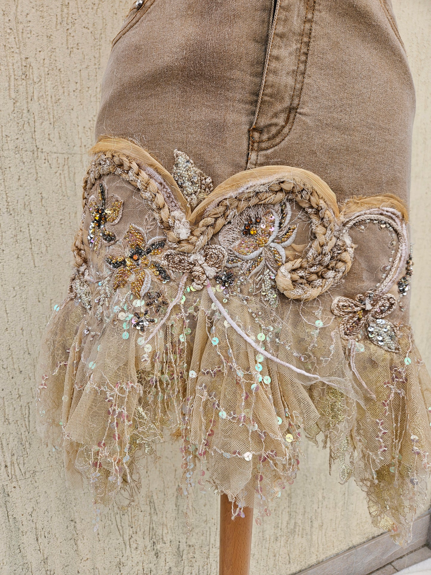 Jupe en denim brodée