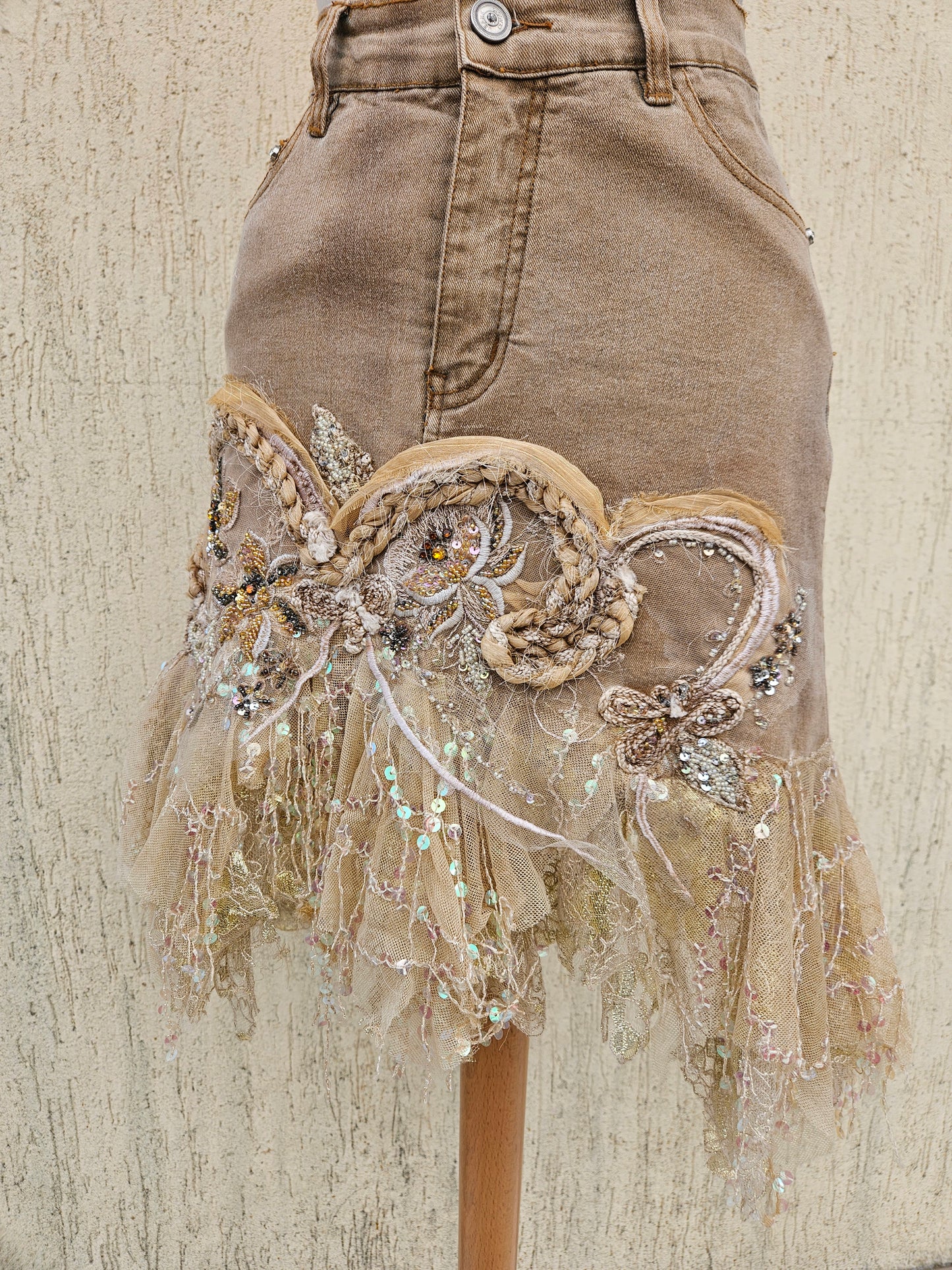 Jupe en denim brodée