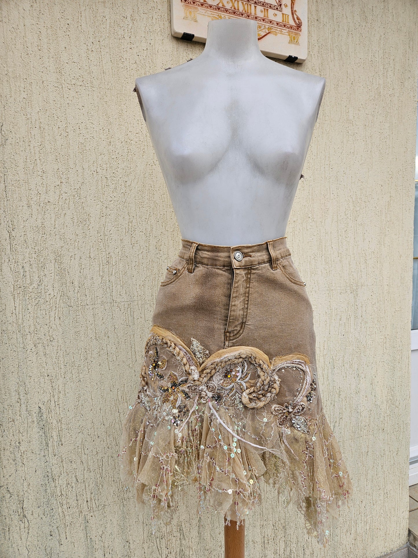 Jupe en denim brodée