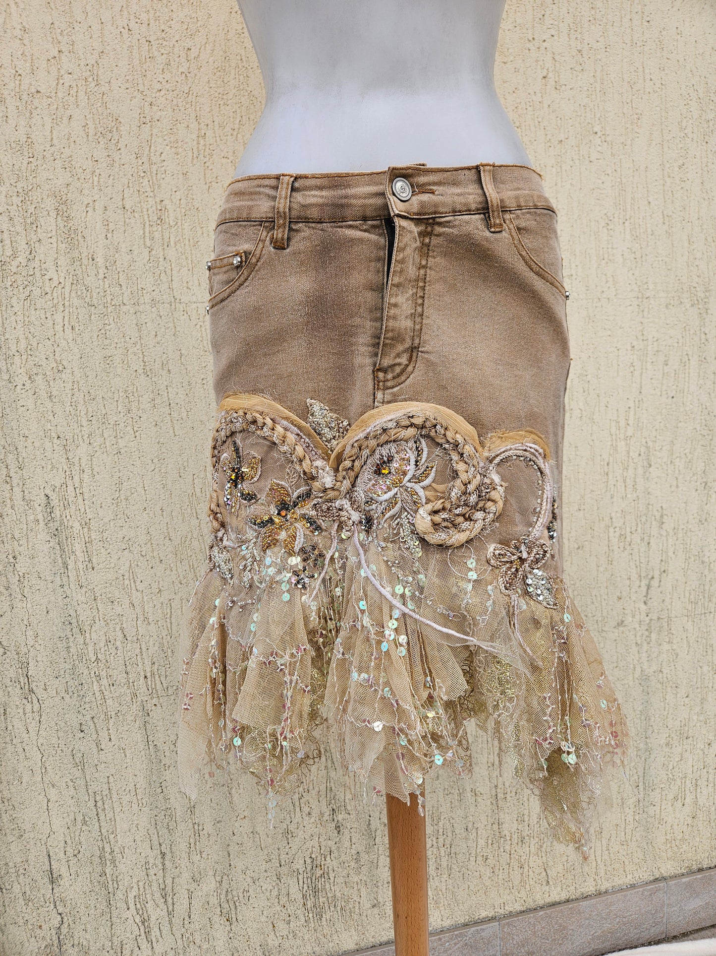 Jupe en denim brodée