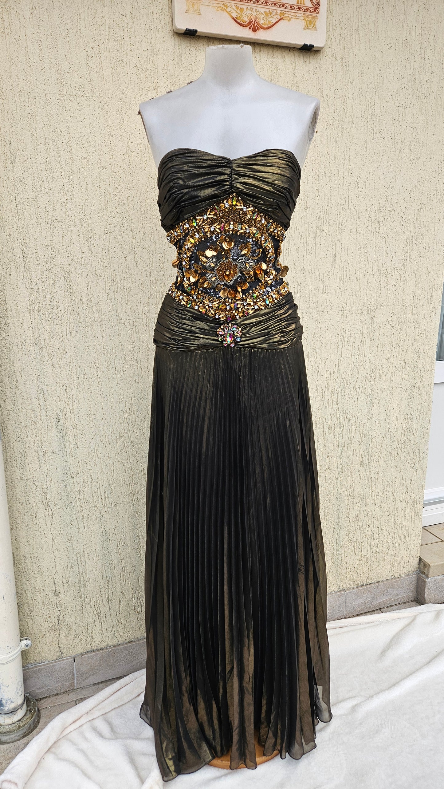 Robe maxi avec broderies de perles et sequins