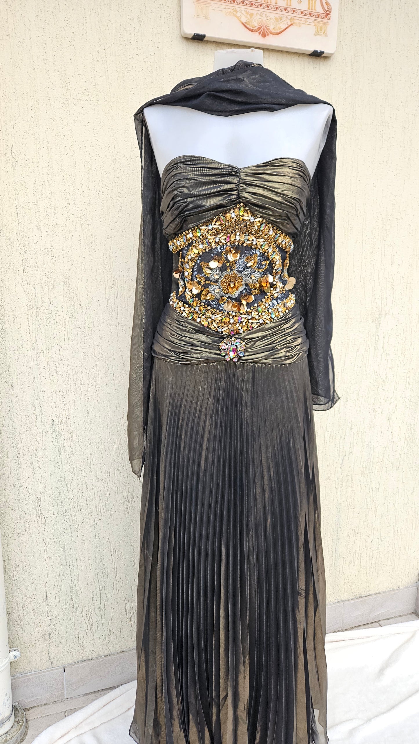 Robe maxi avec broderies de perles et sequins